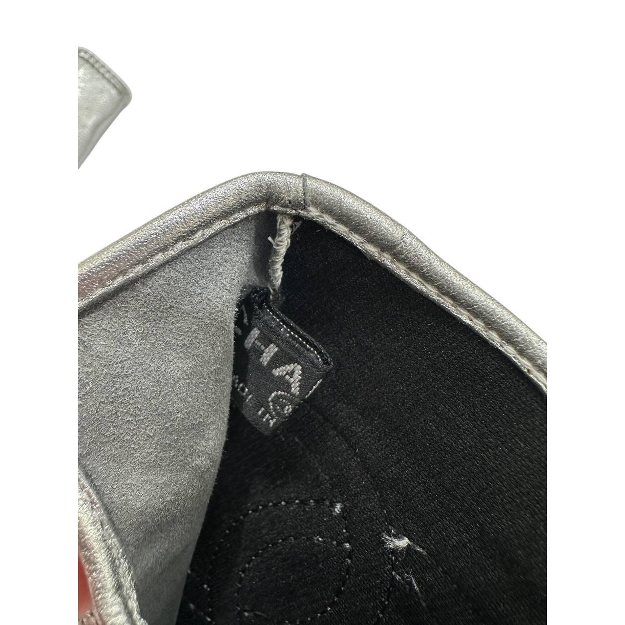 CHANEL CC Logo Metallic Silber Fingerlose Handschuhe - Größe 7 im Angebot 1