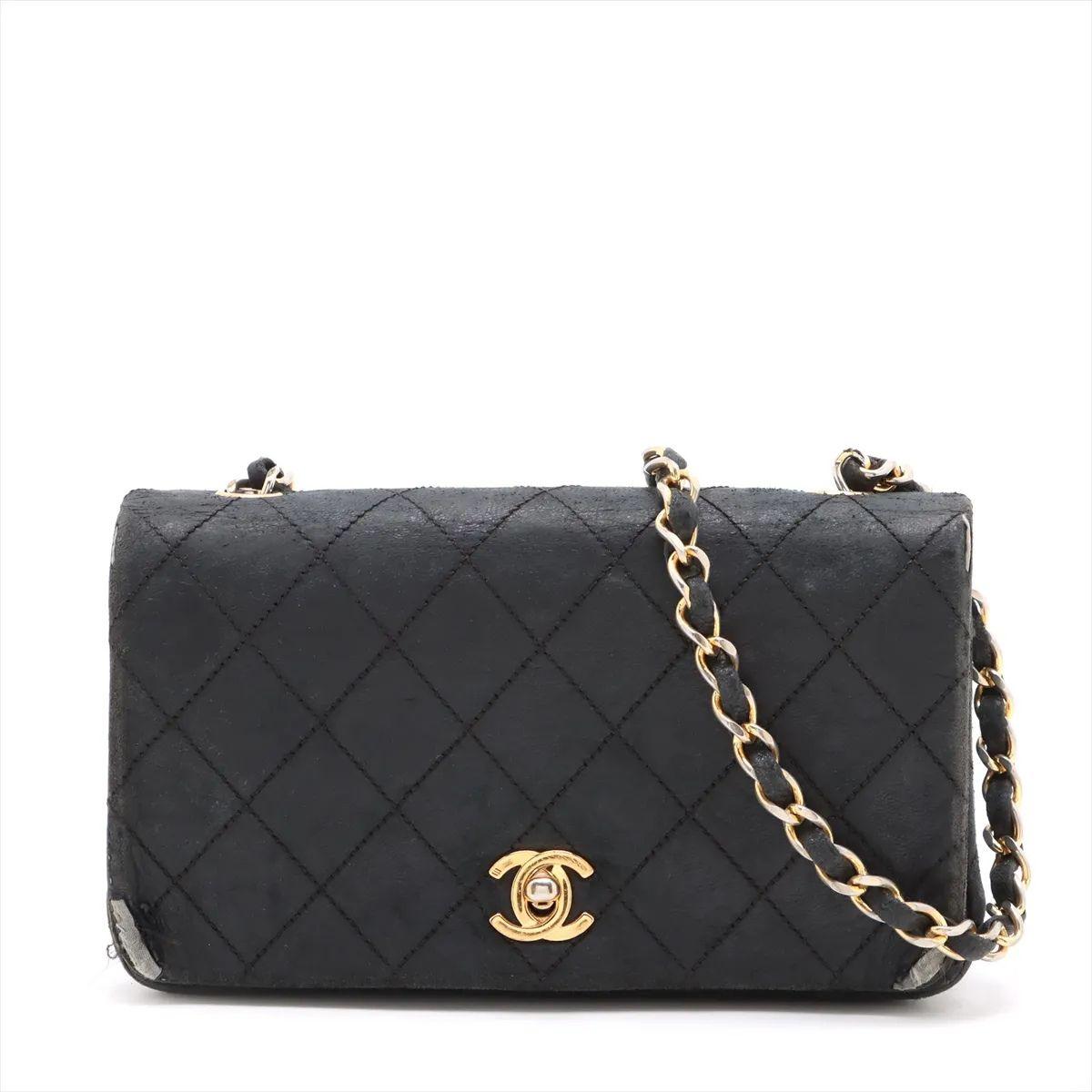 The Chanel CC Logo Mini Matelassé 19 Lambskin Single Flap Single Chain Bag in black is a chic and timeless piece that embodies the elegance of the maison. Crafted from luxurious lambskin leather, it features Chanel’s signature diamond quilting for a
