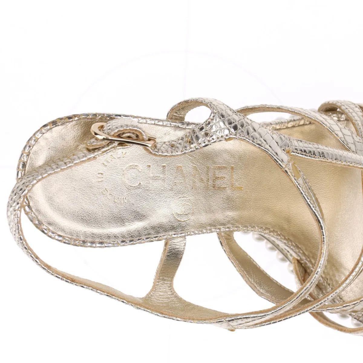Chanel CC Logo Moc Lizard Wedge Sandalia Oro en venta 6