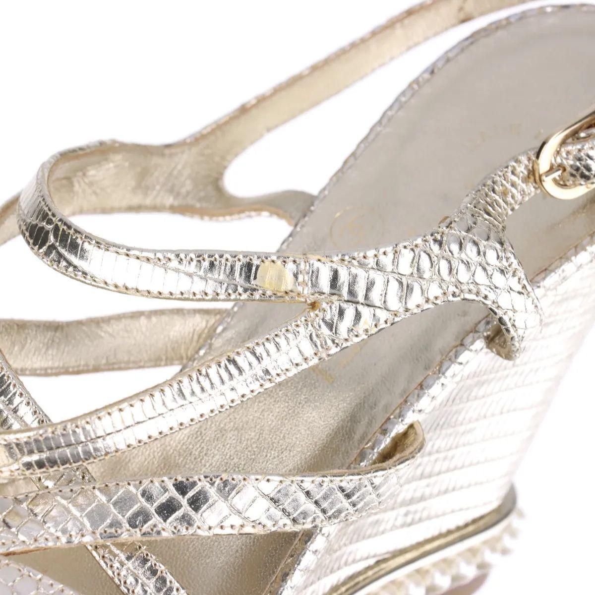 Chanel CC Logo Moc Lizard Wedge Sandalia Oro en venta 7