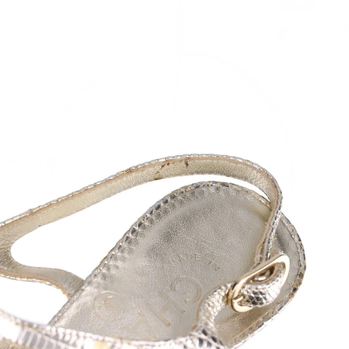 Chanel CC Logo Moc Lizard Wedge Sandalia Oro en venta 8
