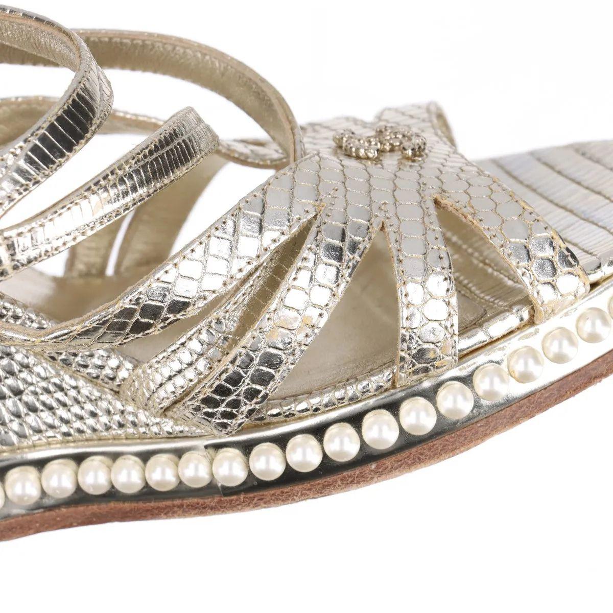 Chanel CC Logo Moc Lizard Wedge Sandalia Oro en venta 9