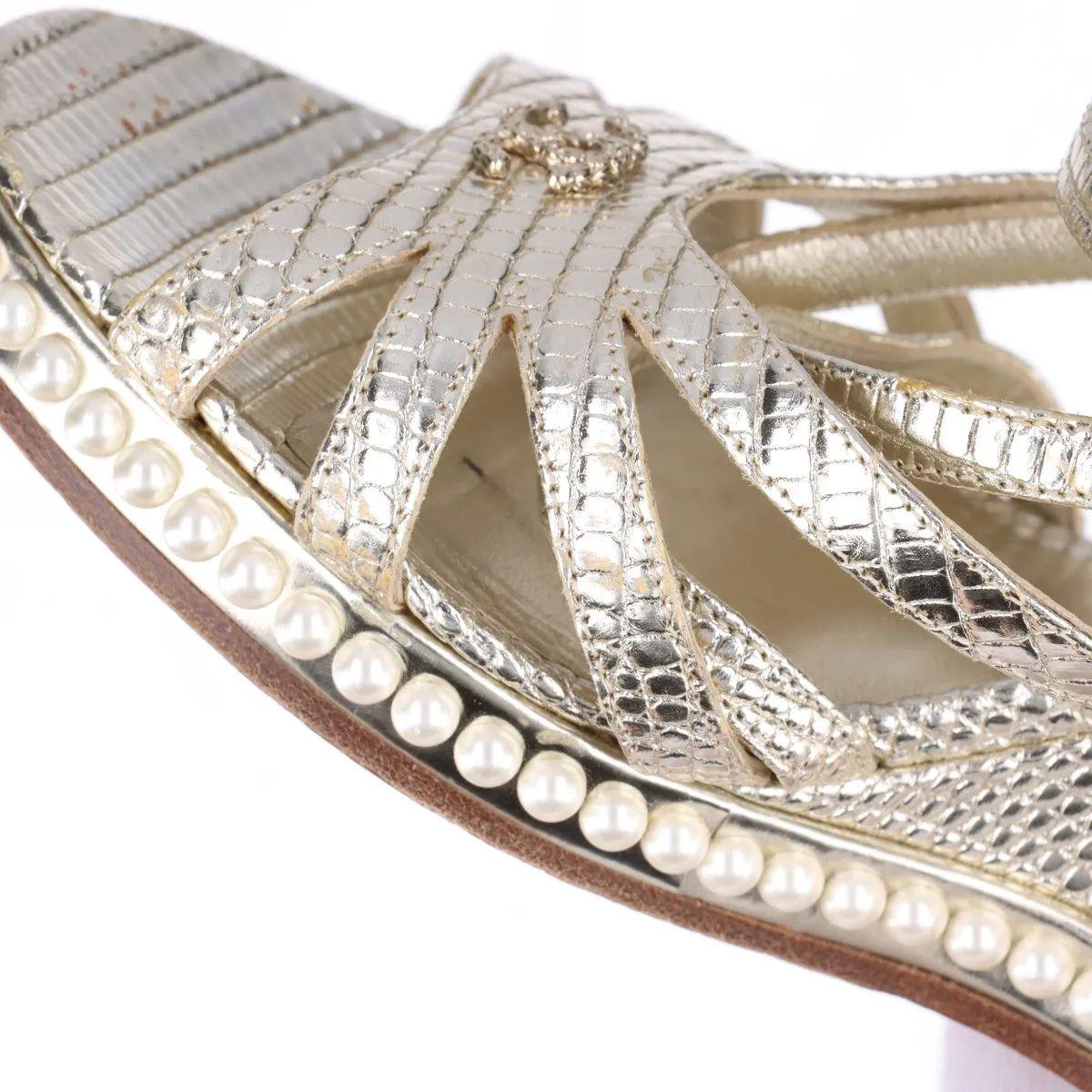 Chanel CC Logo Moc Lizard Wedge Sandalia Oro en venta 11
