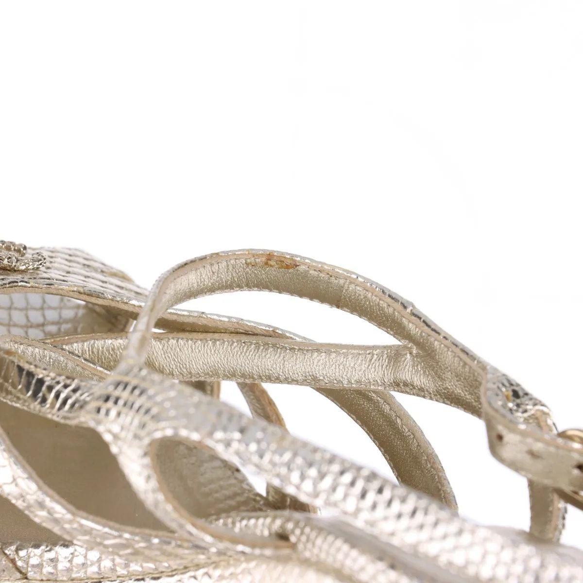 Chanel CC Logo Moc Lizard Wedge Sandalia Oro en venta 12