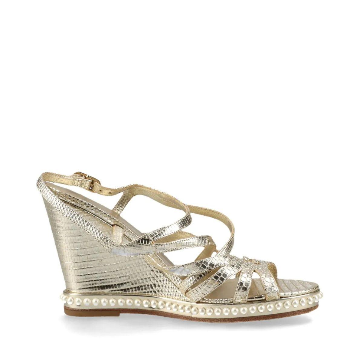Chanel CC Logo Moc Lizard Wedge Sandalia Oro en Bueno estado para la venta en Humacao, PR