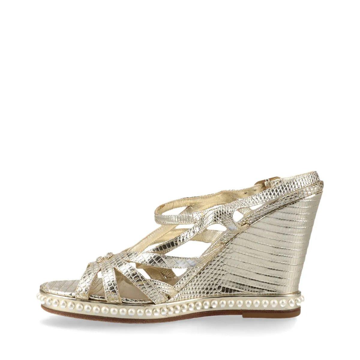 Chanel CC Logo Moc Lizard Wedge Sandalia Oro en venta 1