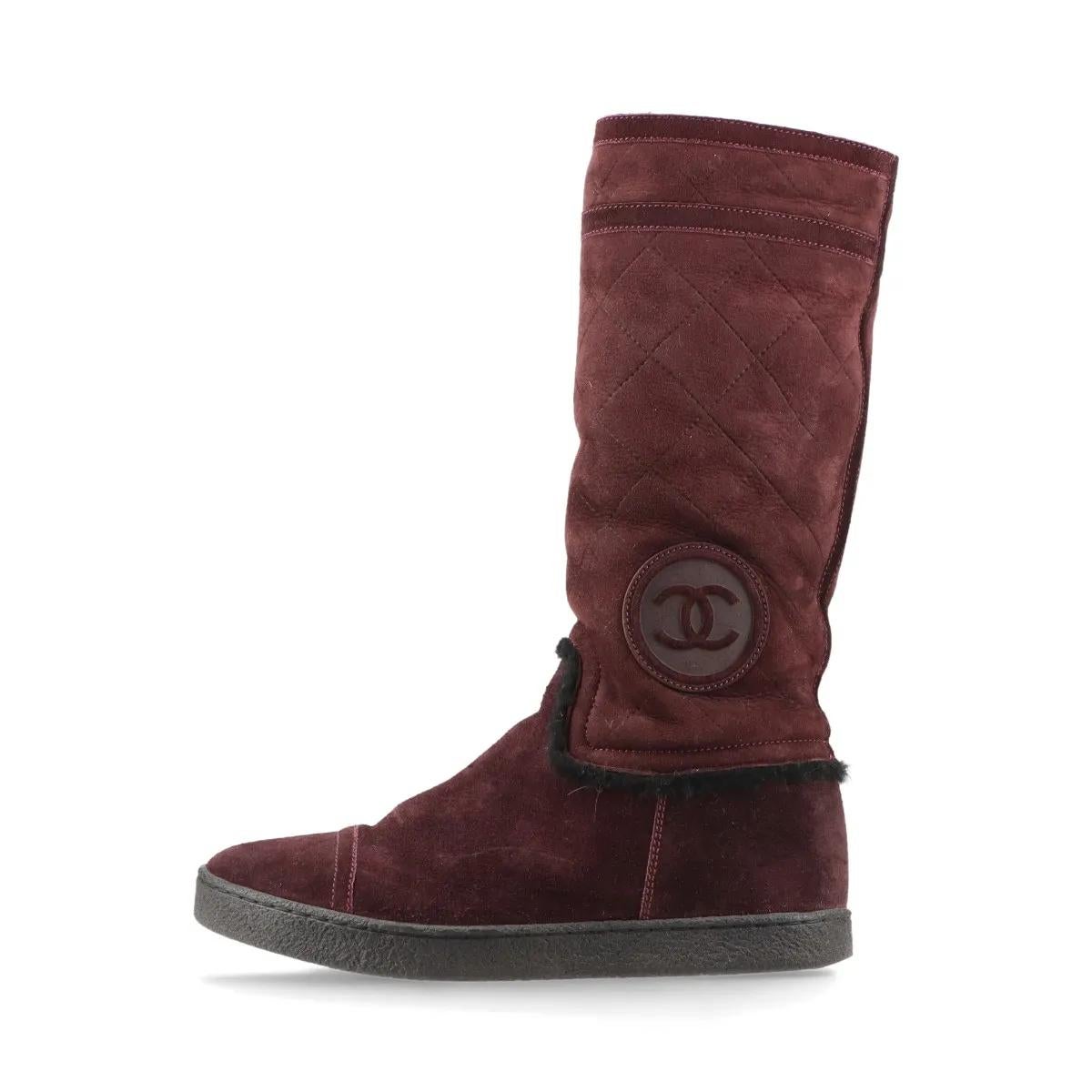 Las Botas Largas Chanel CC Logo Mouton en Burdeos son una pieza lujosa y elegante diseñada para aportar calidez y elegancia al vestir en tiempo frío. Confeccionada en rica piel de oveja, presenta una elegante silueta larga que combina comodidad y