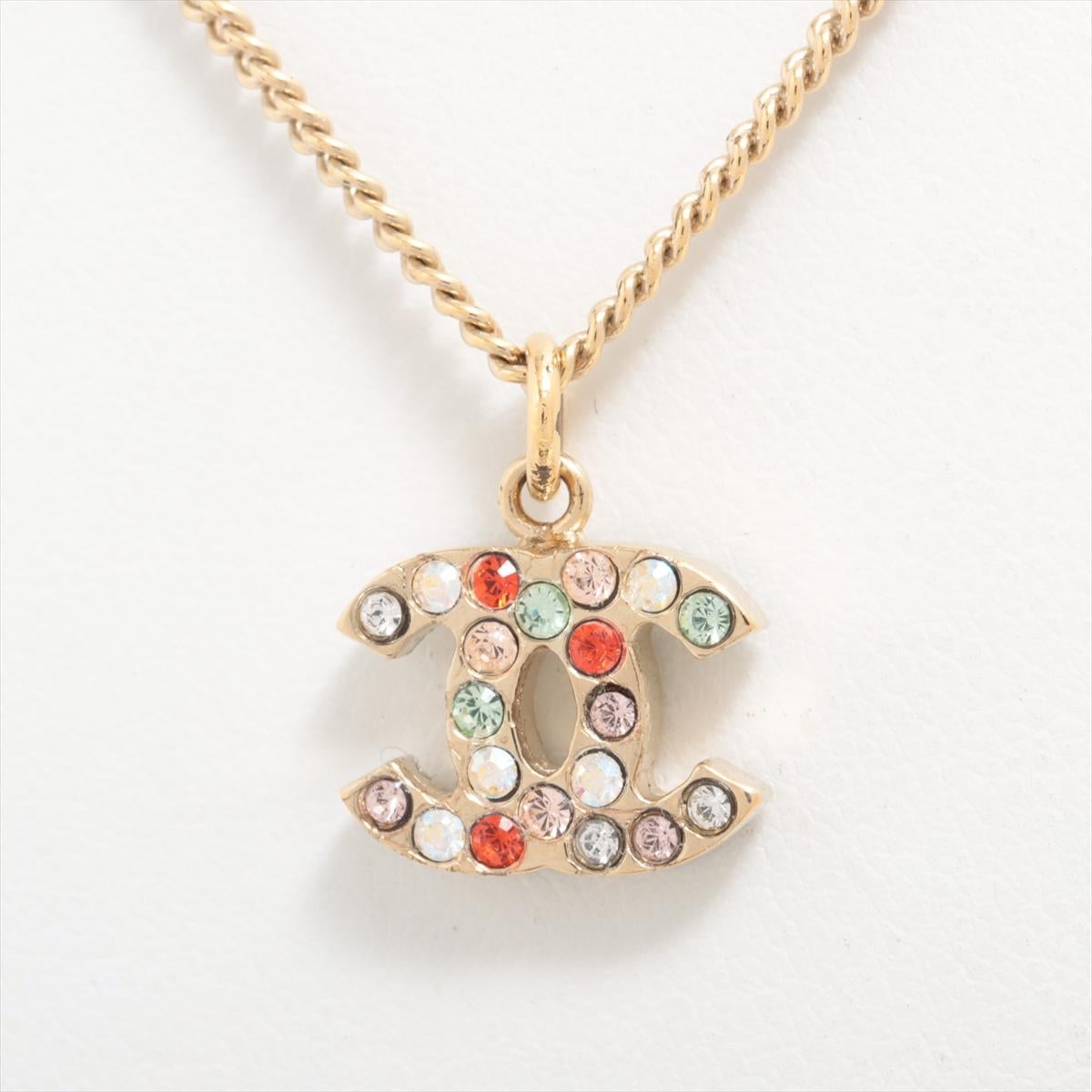 The Chanel CC Logo Multicolor Rhinestone Necklace in gold plated finish is a stunning accessory that seamlessly blends sophistication with vibrant charm. Featuring the iconic double C logo adorned with multicolored rhinestones alongside plain