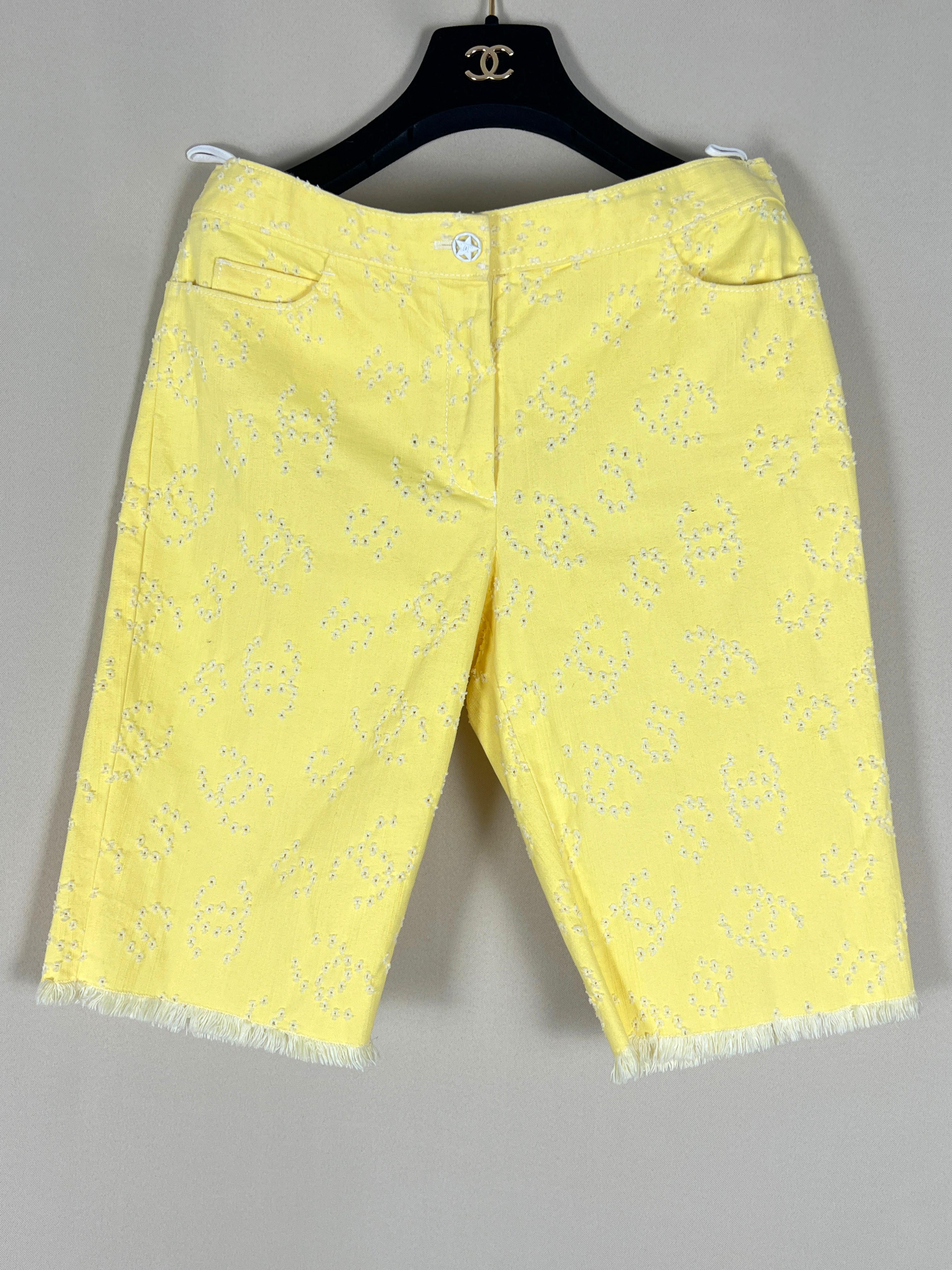 New Chanel gelbe Denim-Shorts mit CC-Logo & Nr. 5 perforierte Symbole.
Größenbezeichnung 36 FR. 