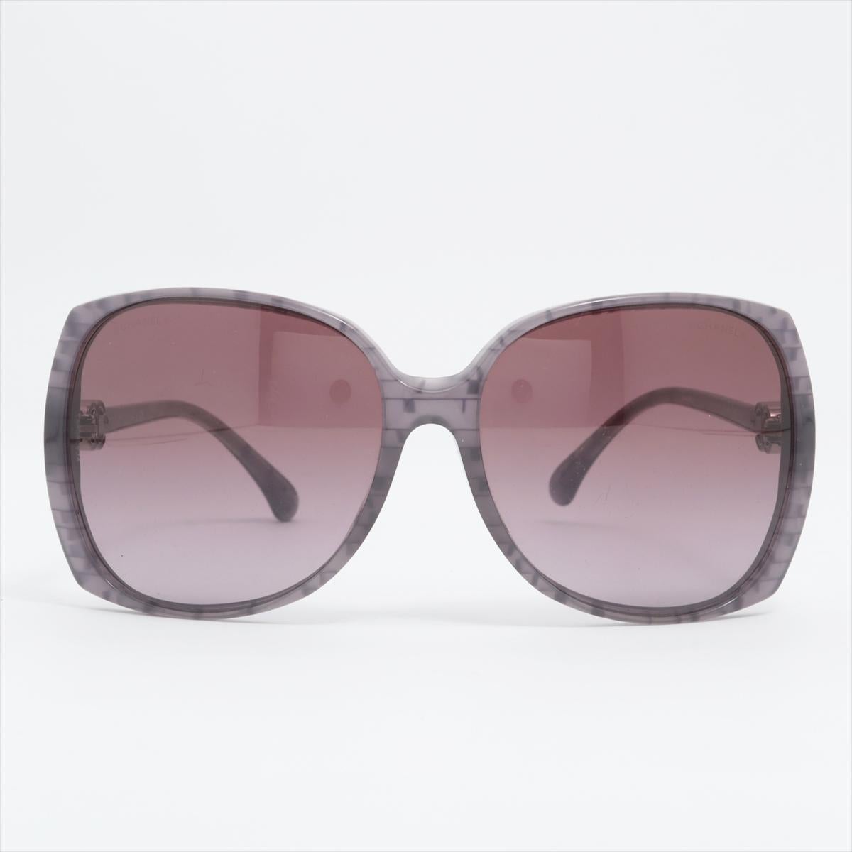 The Chanel CC Logo Oversize Sunglasses in Plastic Purple Gray are a bold and stylish accessory that epitomizes luxury and sophistication. Featuring oversized square frames, the sunglasses make a statement with their striking purple-gray color