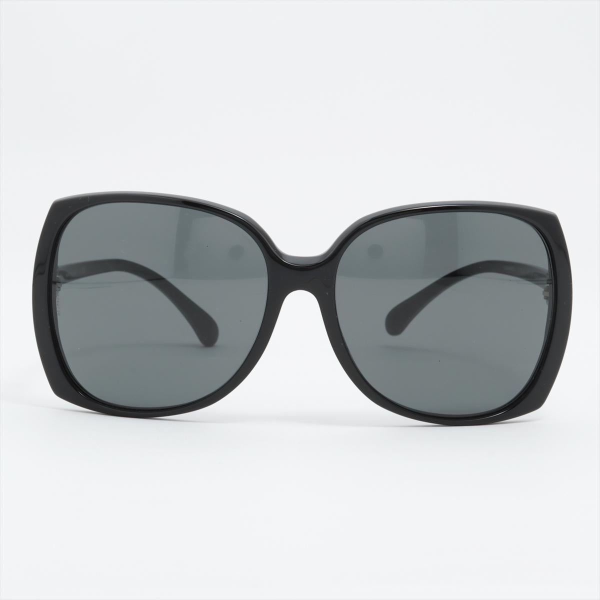 The Chanel CC Logo Oversized Square Sunglasses in Plastic Black exude timeless elegance and sophistication. Featuring oversized square frames, the sunglasses make a bold statement while maintaining a classic aesthetic. The iconic Chanel CC logo is
