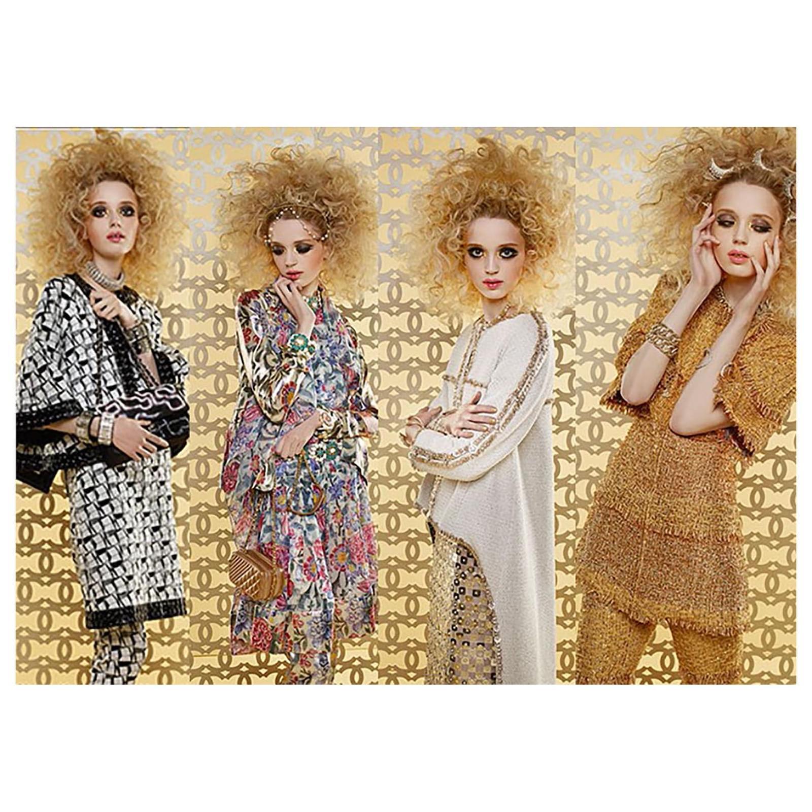 Superbe veste Chanel réalisée dans la matière la plus luxueuse - brocart de soie avec logo CC et motif floral. 
Du défilé de la Collectional 2015 Paris / DUBAI par M. Karl Lagerfeld, 15C . Marque de taille 42 fr. JAMAIS UTILISÉ.
Le prix de vente au