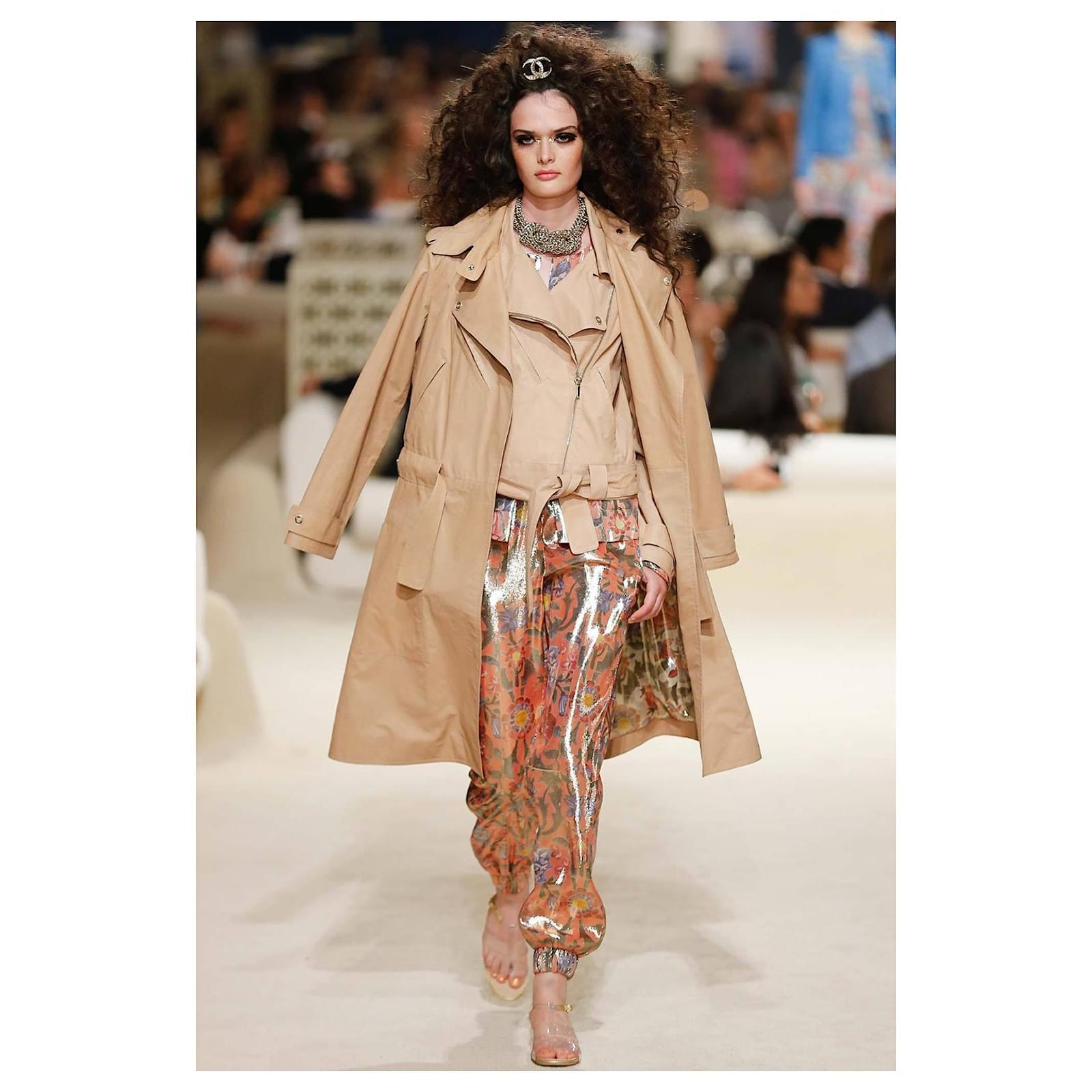 Chanel CC Logo Paris / Dubaï Veste en brocart Excellent état à Dubai, AE