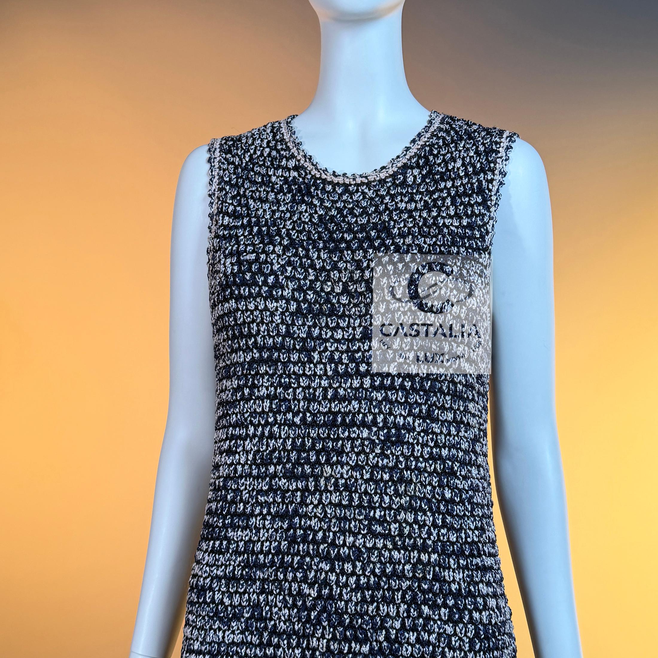 Ensemble veste et robe à collectionner CHANEL CC Logo Patch  42 FR en vente 12