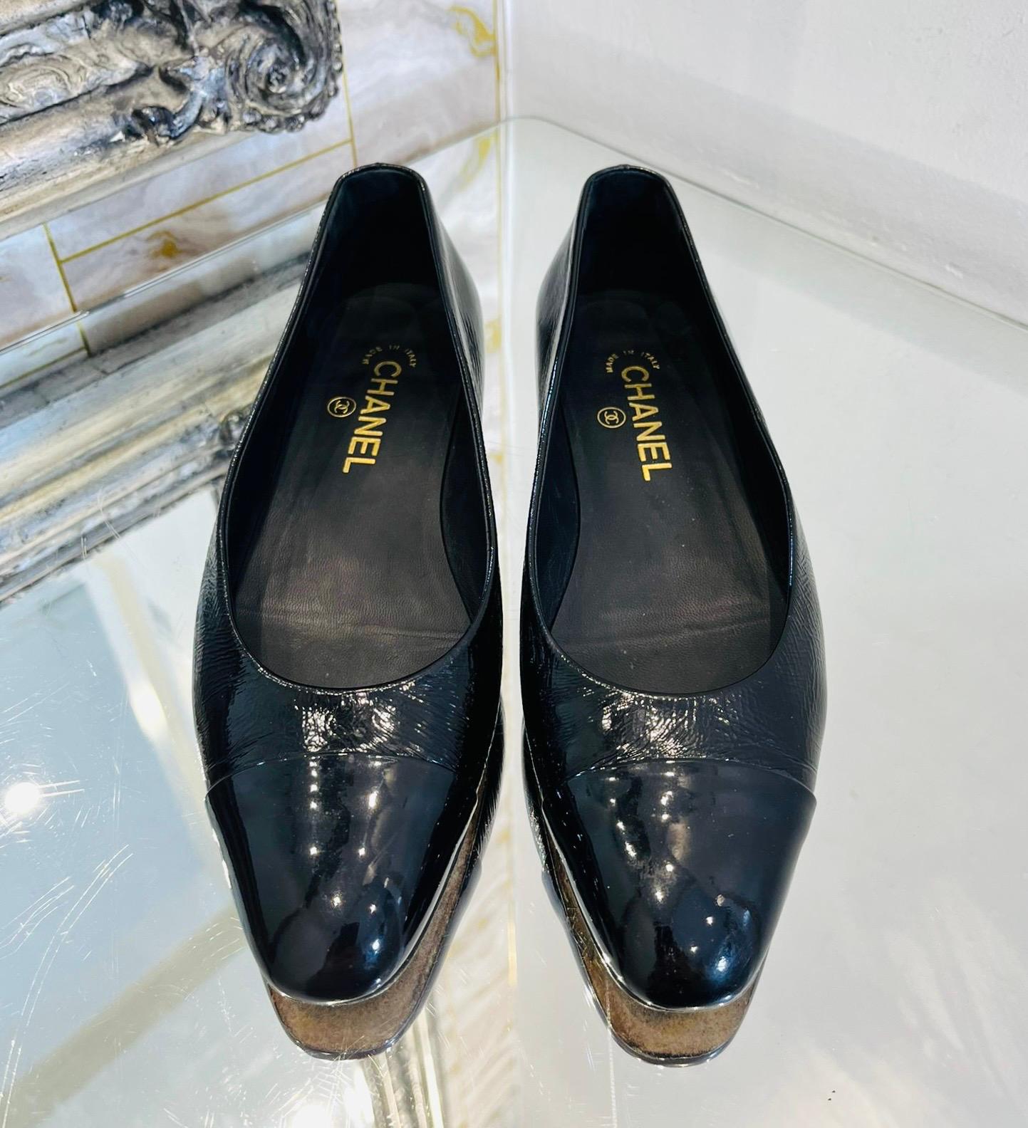 Chanel 'CC' Logo Patent Leather Flats

Crinkled leather effect black flats designed with shiny patent leather cap toes.

Detailed with low heel embellished with gold 'CC' logo to the side.

Featuring leather interior and almond toe.

Size –