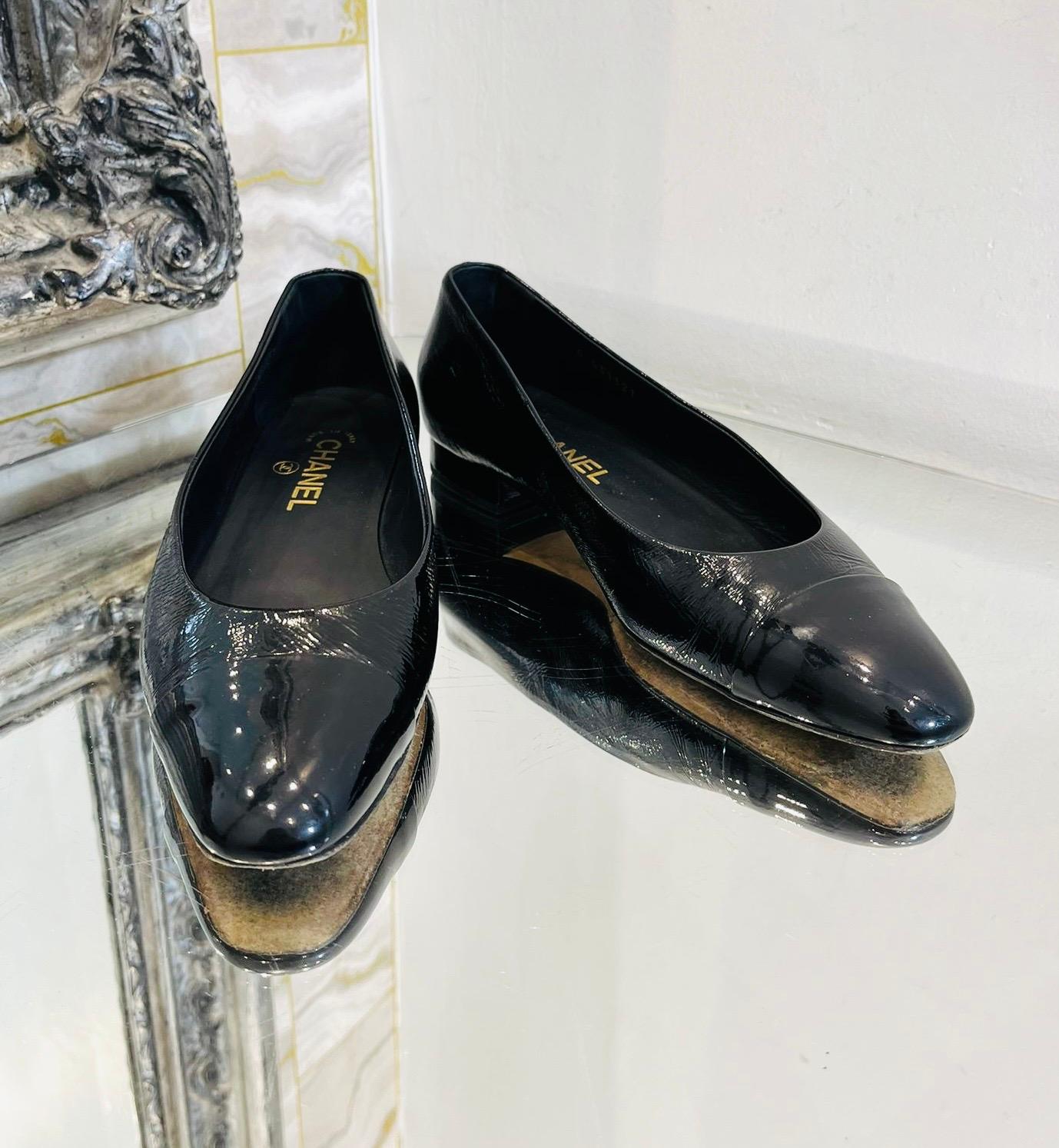 Chanel 'CC' Logo Patent Leather Flats In Good Condition In London, GB