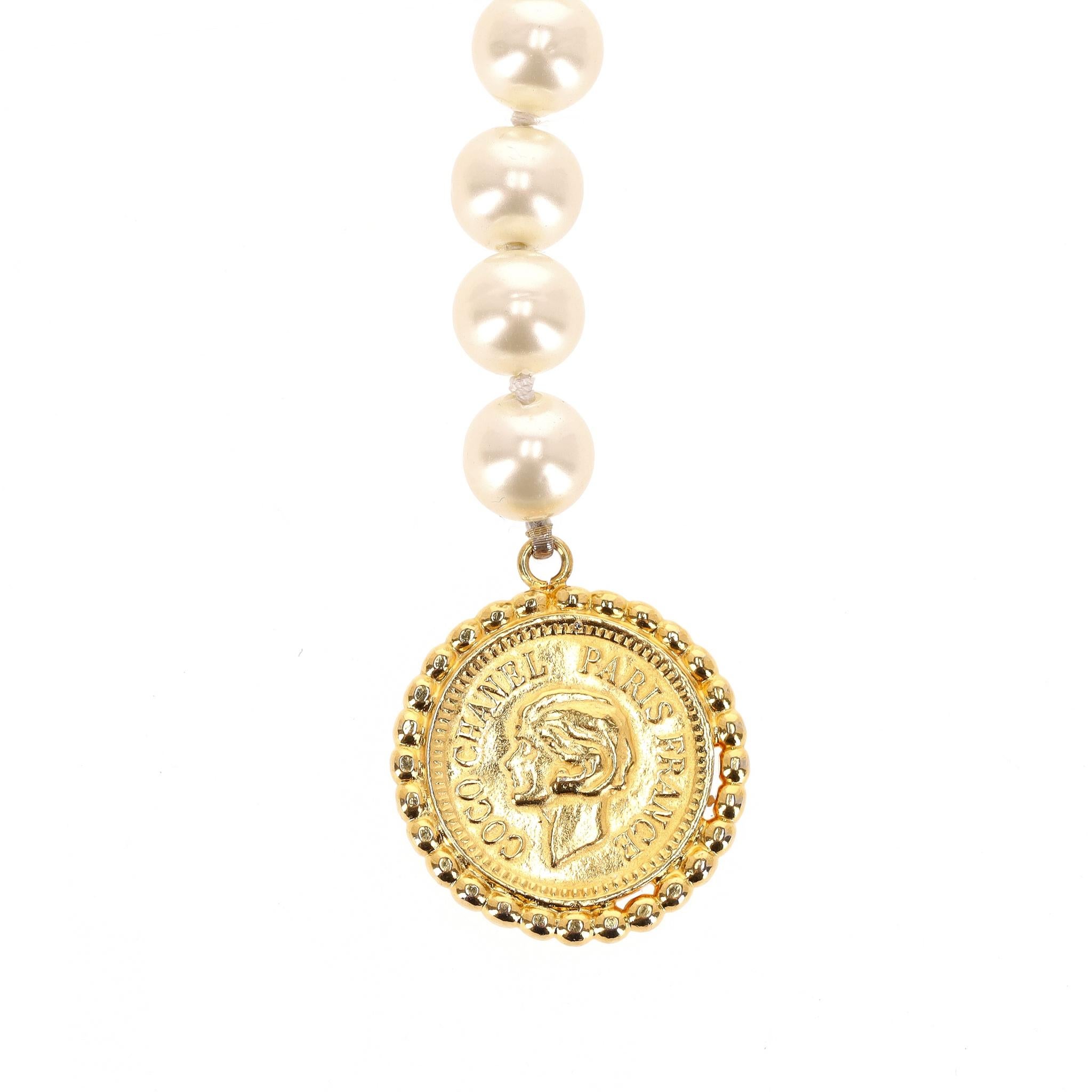 Women's Chanel 'CC' Logo Pearl & 24k Gold Plated Chain Multi-Strand Belt For Sale