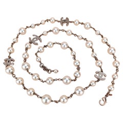 Chanel CC Logo Lange Perlenkette aus vergoldetem Gold mit Perlen und Kristall