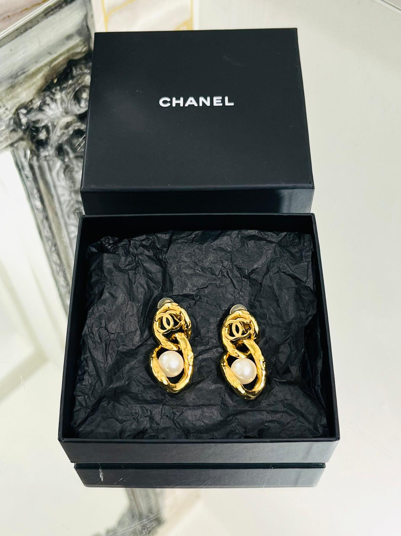 Chanel 'CC' Logo & Pearl Dangle Earrings

24k gold plated chunky link dangle earrings with a large 'CC' logo 

and a pearl. From 2010 collection. Clip on.

Size - One Size

Condition - Very Good

Composition - 24k Gold Plate, Faux Pearl

Comes With