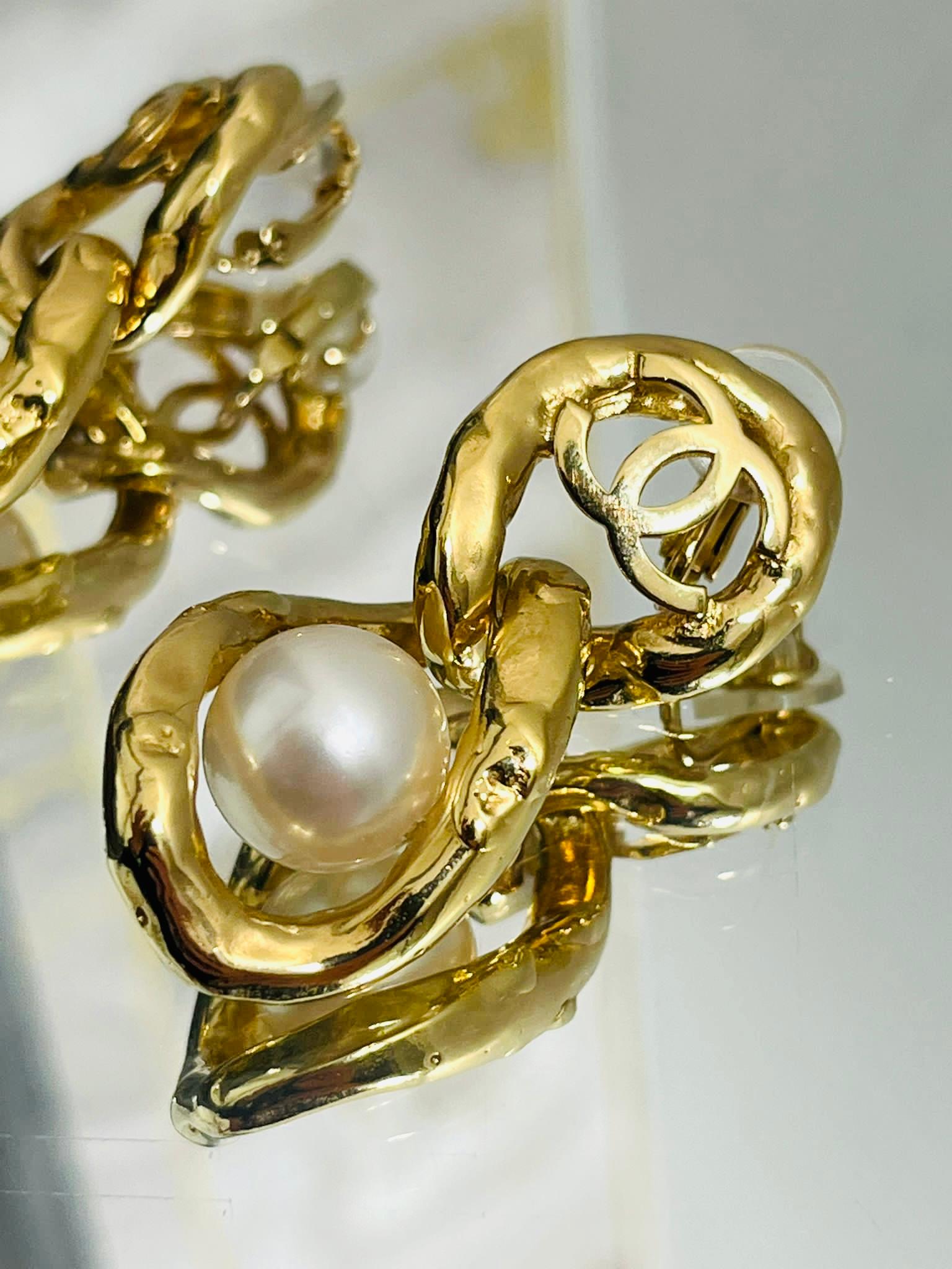 Round Cut Chanel 'CC' Logo & Pearl Dangle Earrings For Sale