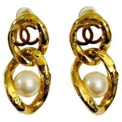 Boucles d'oreilles pendantes logo 'CC' et perles de Chanel