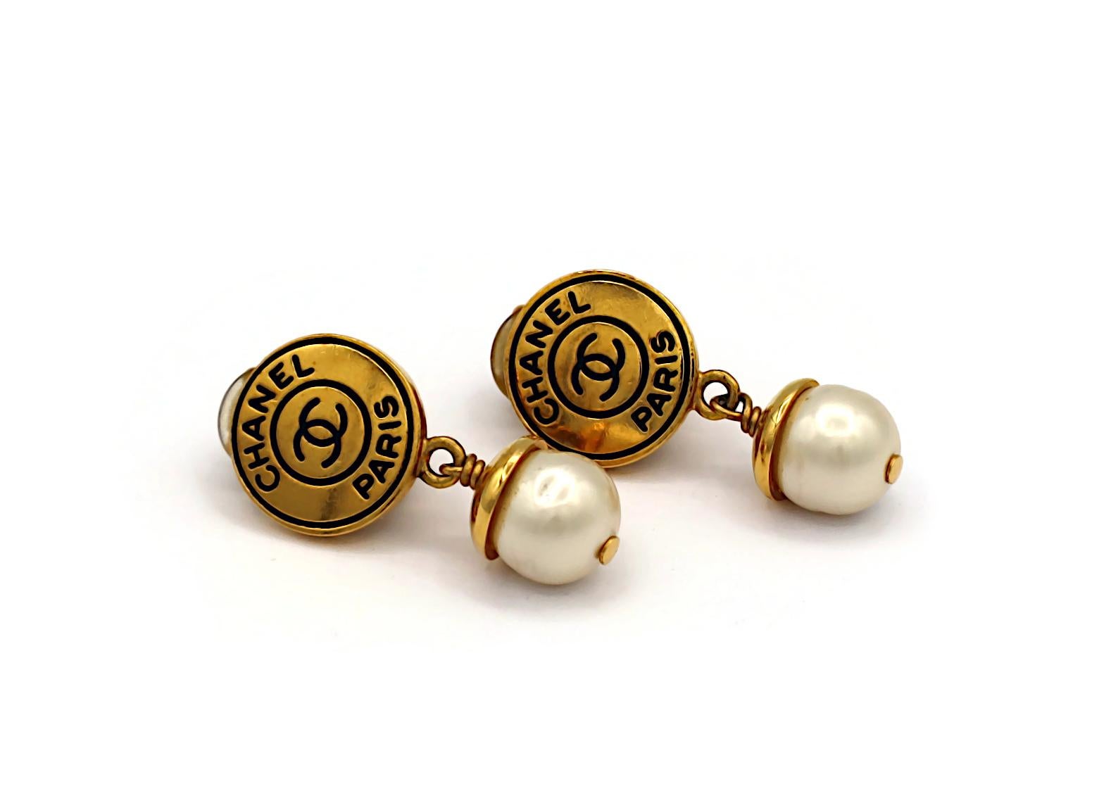CHANEL CC Logo Pearl Dangle Earrings, Primavera 1997 en Bueno estado para la venta en Nice, FR