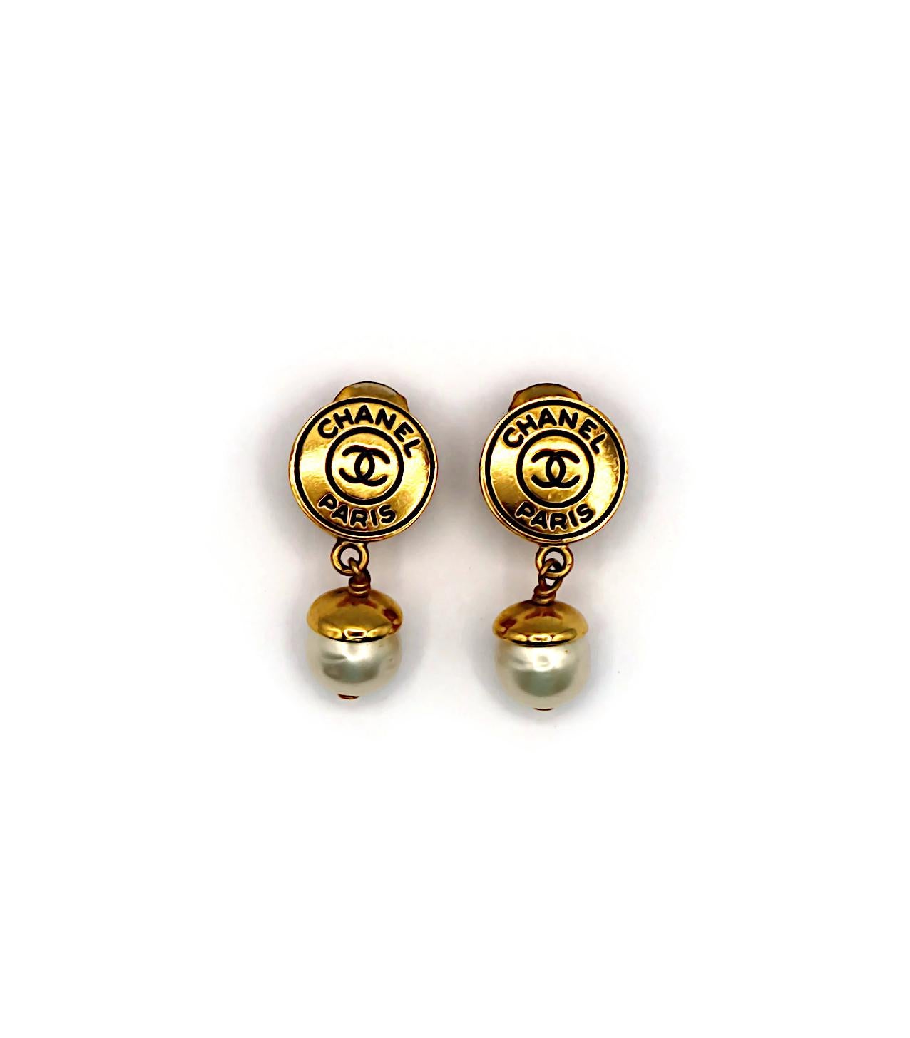 De las mujeres CHANEL CC Logo Pearl Dangle Earrings, Primavera 1997 en venta