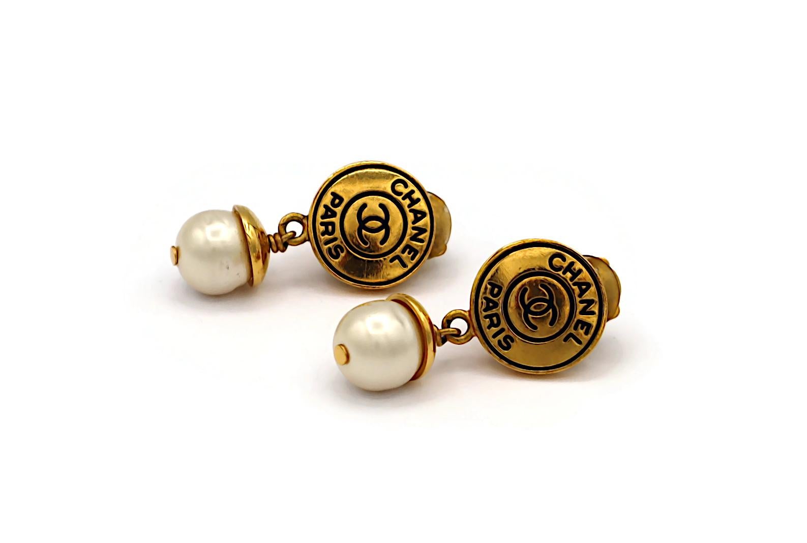 CHANEL CC Logo Pearl Dangle Earrings, Primavera 1997 en venta 1