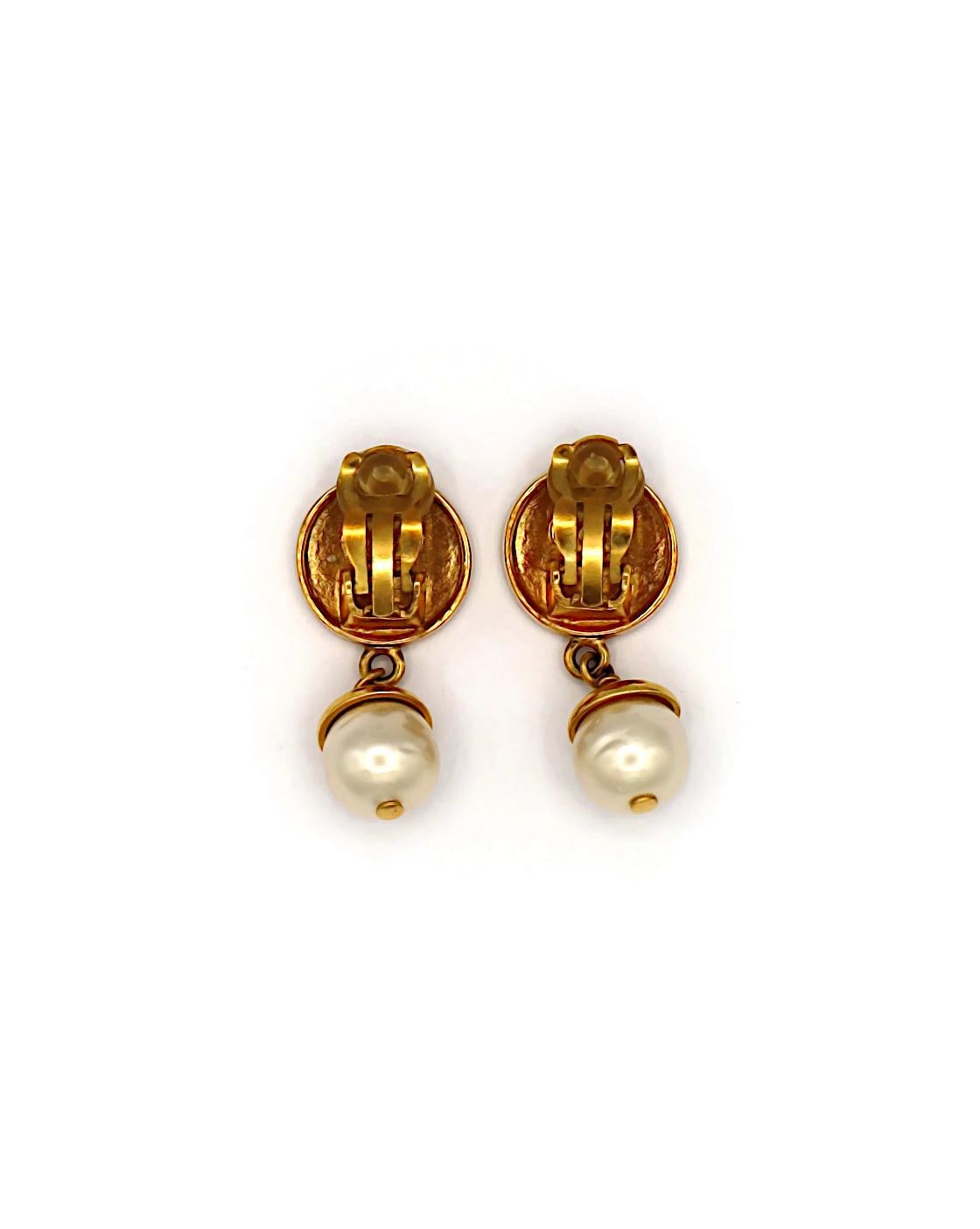 CHANEL CC Logo Pearl Dangle Earrings, Primavera 1997 en venta 2