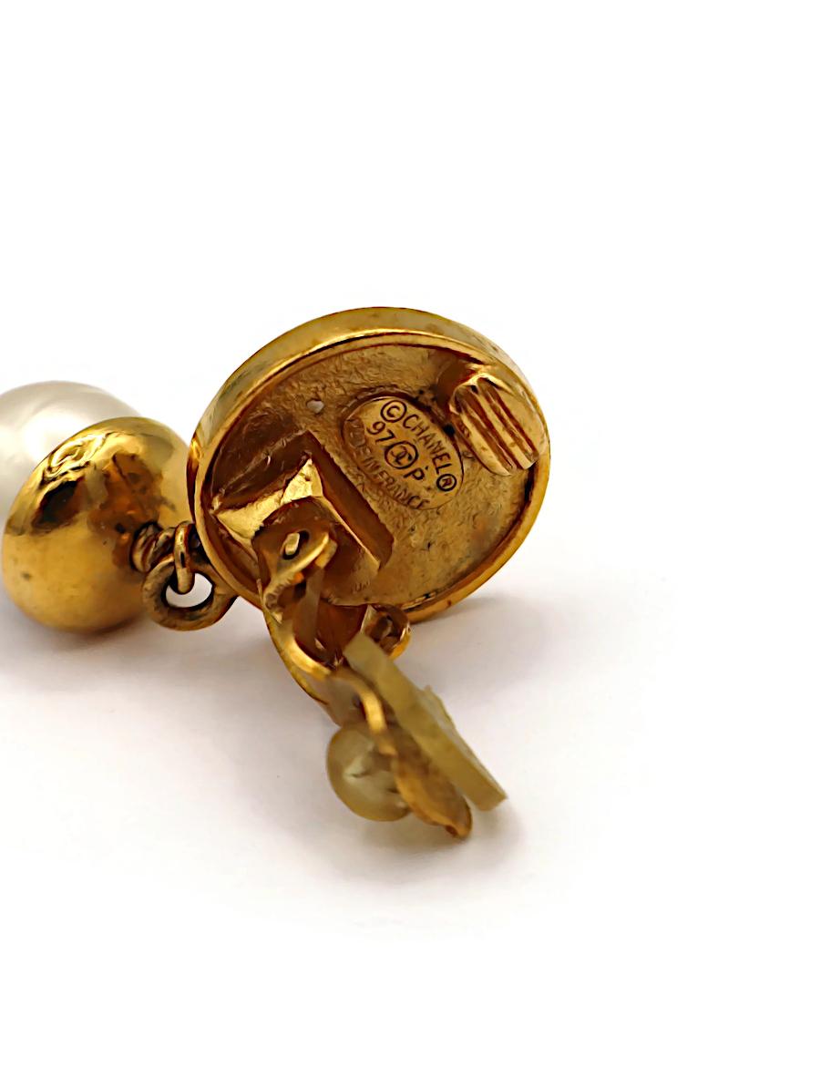 CHANEL CC Logo Pearl Dangle Earrings, Primavera 1997 en venta 3