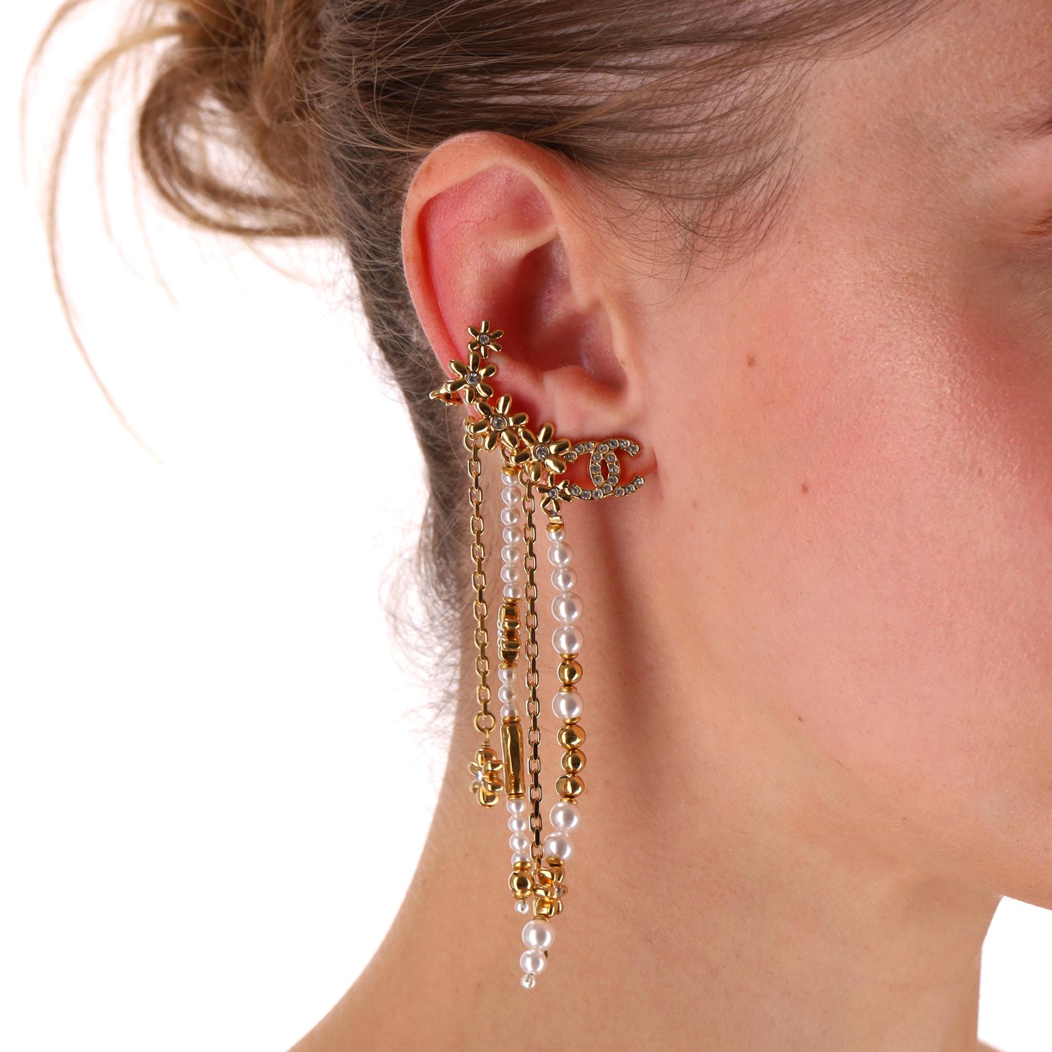 Adoriamo - Orecchini a goccia Chanel con logo 'CC' e motivo floreale di perle

Dalla collezione Autunno/Inverno 2023, questi squisiti orecchini a goccia presentano un design a più fili.

Il motivo floreale a scalare è elegantemente accentuato da un