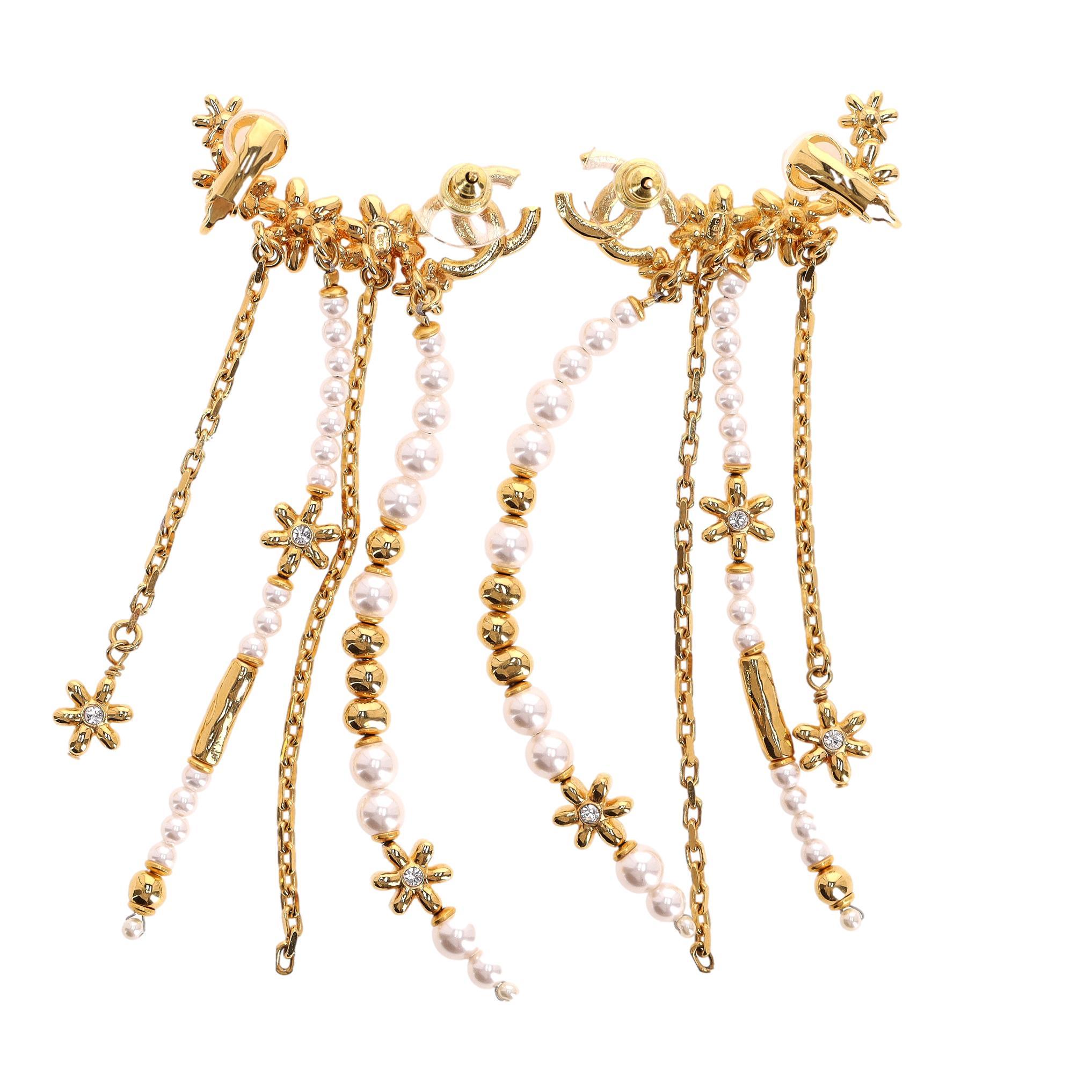 Taglio misto Orecchini a goccia Chanel con logo 'CC' e motivo floreale di perle in vendita