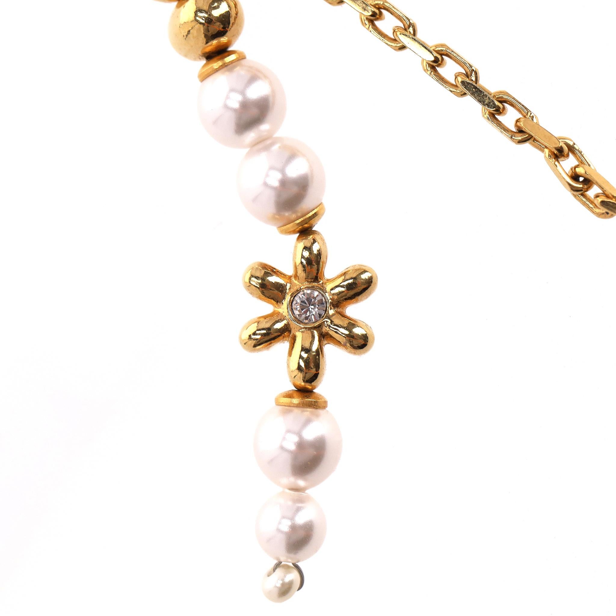 Donna Orecchini a goccia Chanel con logo 'CC' e motivo floreale di perle in vendita