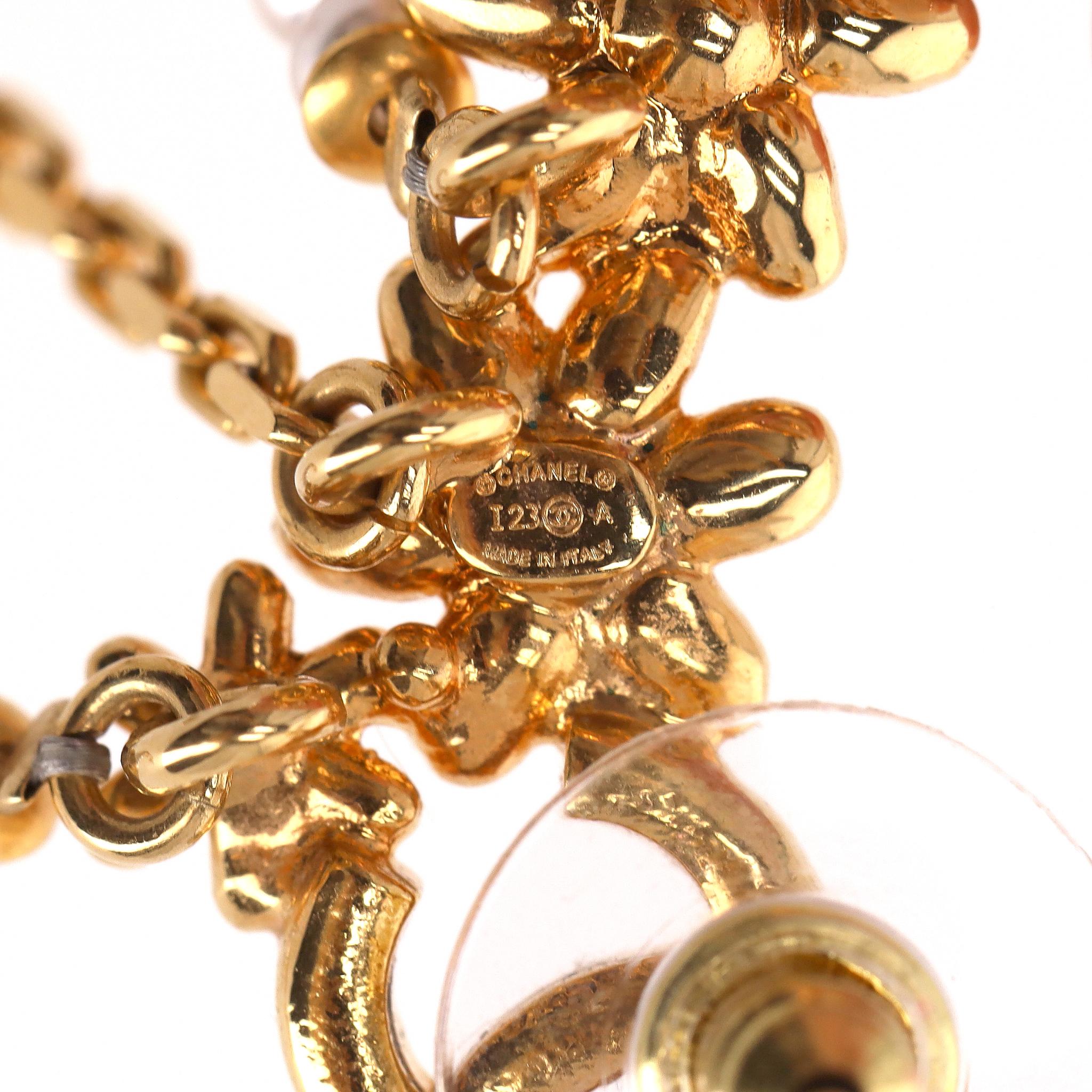 Orecchini a goccia Chanel con logo 'CC' e motivo floreale di perle in vendita 1