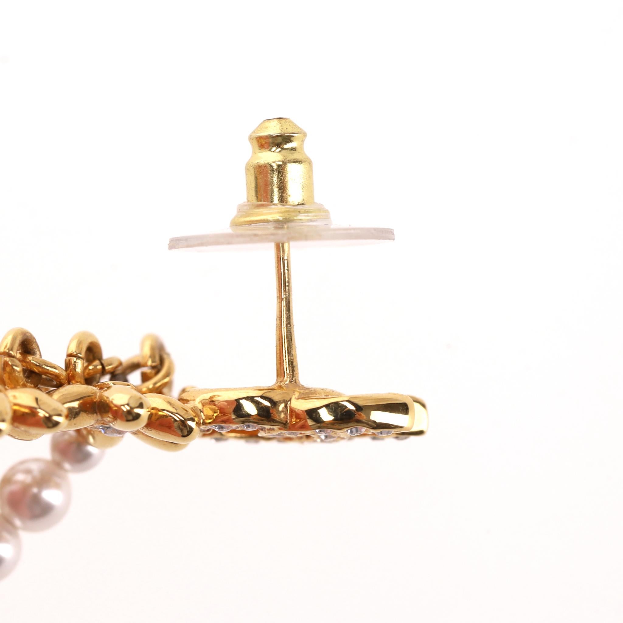 Orecchini a goccia Chanel con logo 'CC' e motivo floreale di perle in vendita 2