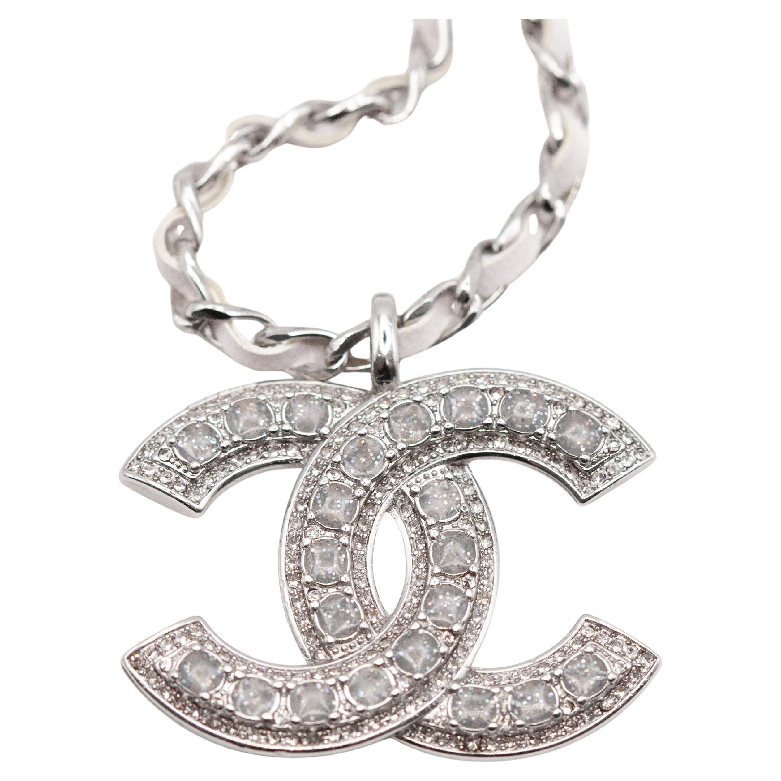 Collar Colgante Logo Chanel CC en venta