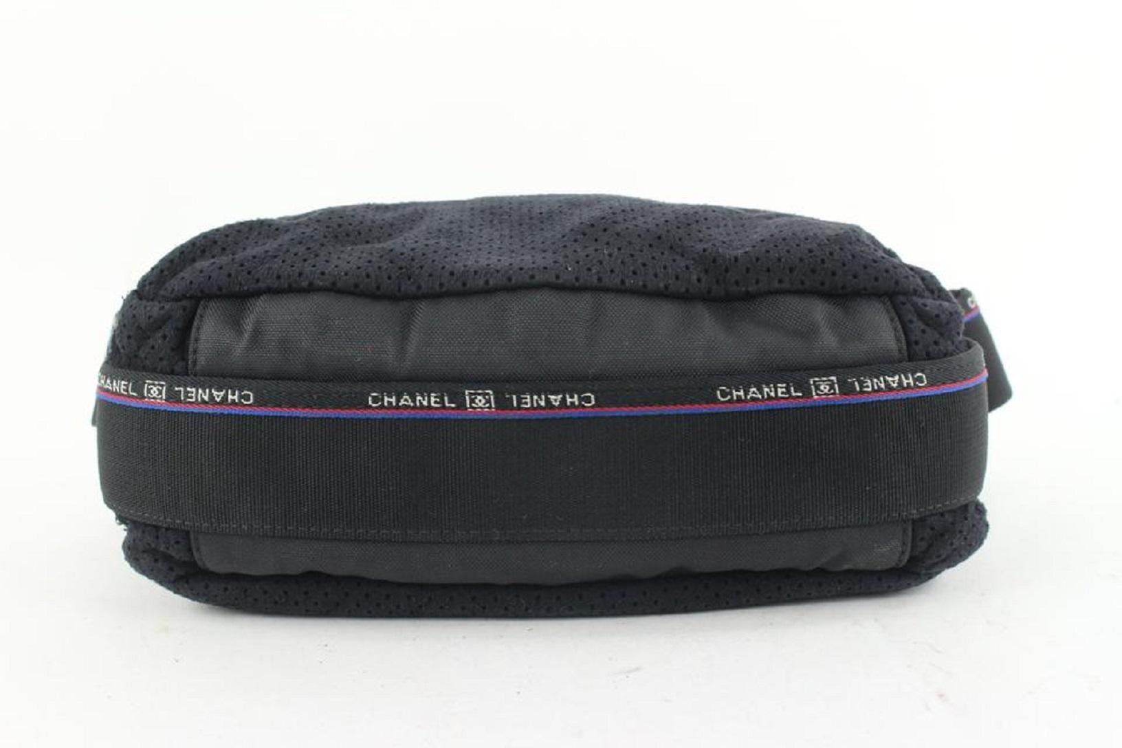 Sac de messager sportif perforé avec logo CC de Chanel 619cas616 en vente 4