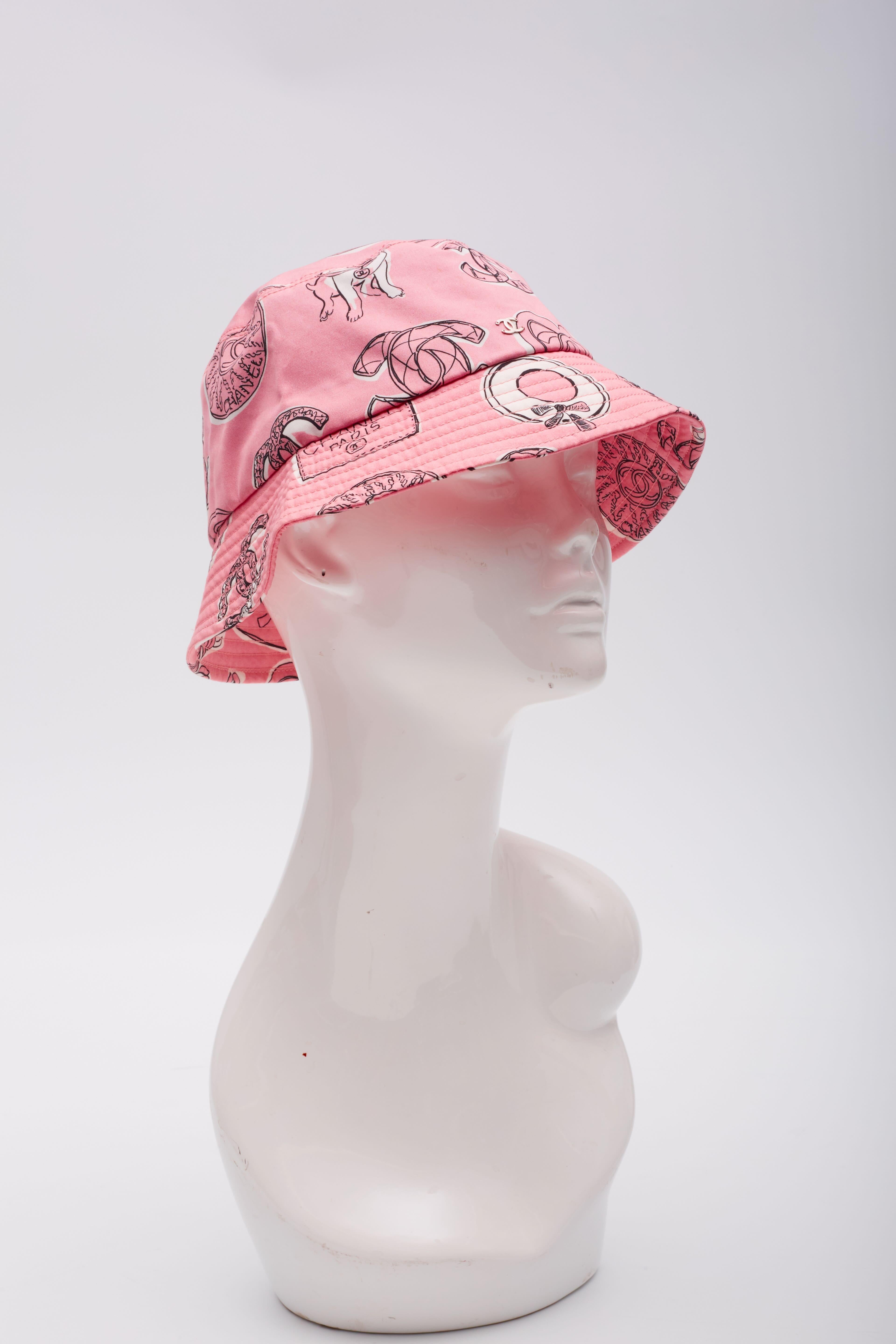 Designer Virginie Viard.
Color: white with blue hearts
Material: canvas with blue heart print
Size: M
Circumference: 54cm
Condition: Very good condition. Was handled. Faint marks. The hat was dry-cleaned.

Made in France