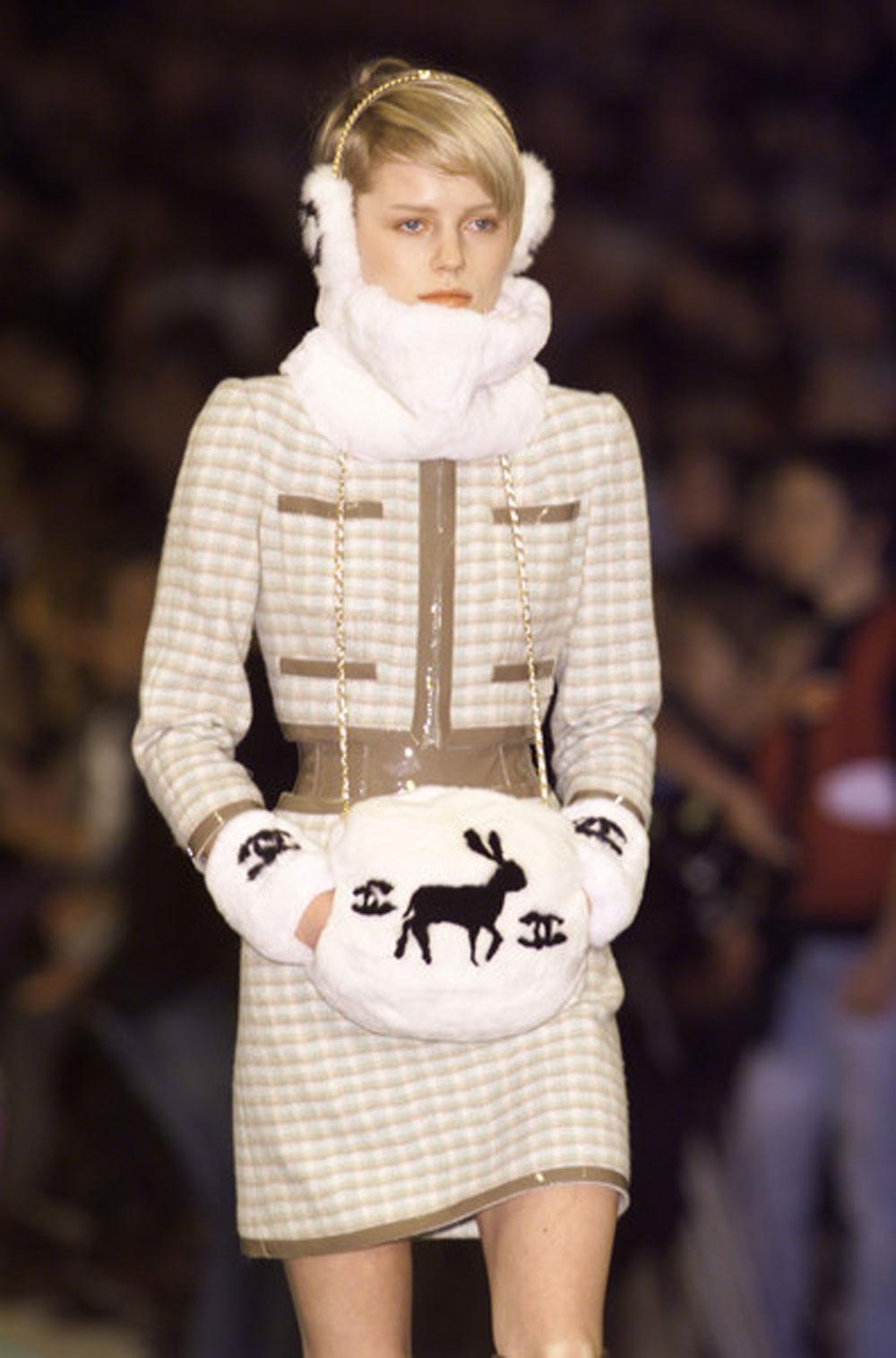 Chanel' White CC Reindeer Rabbit Muff

2001 {VINTAGE 21 Years}
CC Logo with reindeer
Gold hardware
Detachable brushed-gold interwoven chain
White rabbit fur
Filled with down
Black satin lining
Chain drop: 19