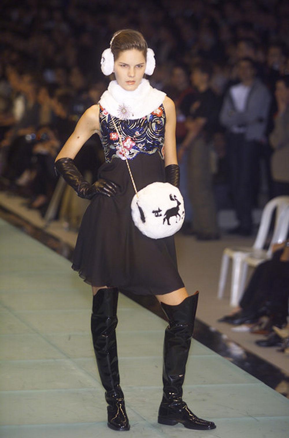 Chanel' White CC Reindeer Rabbit Muff

2001 {VINTAGE 23 Years}
CC Logo with reindeer
Gold hardware
Detachable brushed-gold interwoven chain
White rabbit fur
Filled with down
Black satin lining
Chain drop: 19