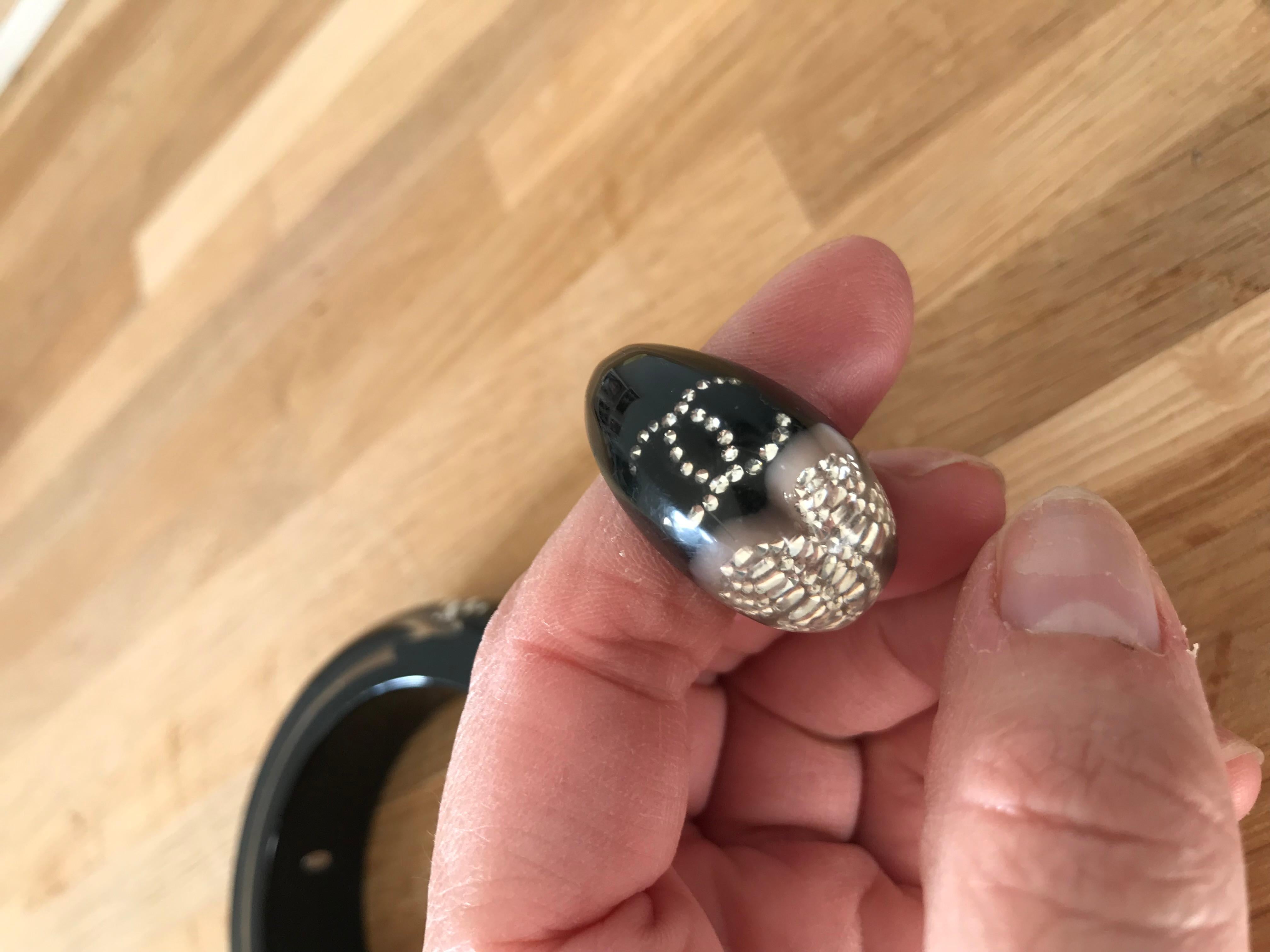 CHANEL. Conjunto de pulsera y anillo de brillantes con logotipo CC en venta 1