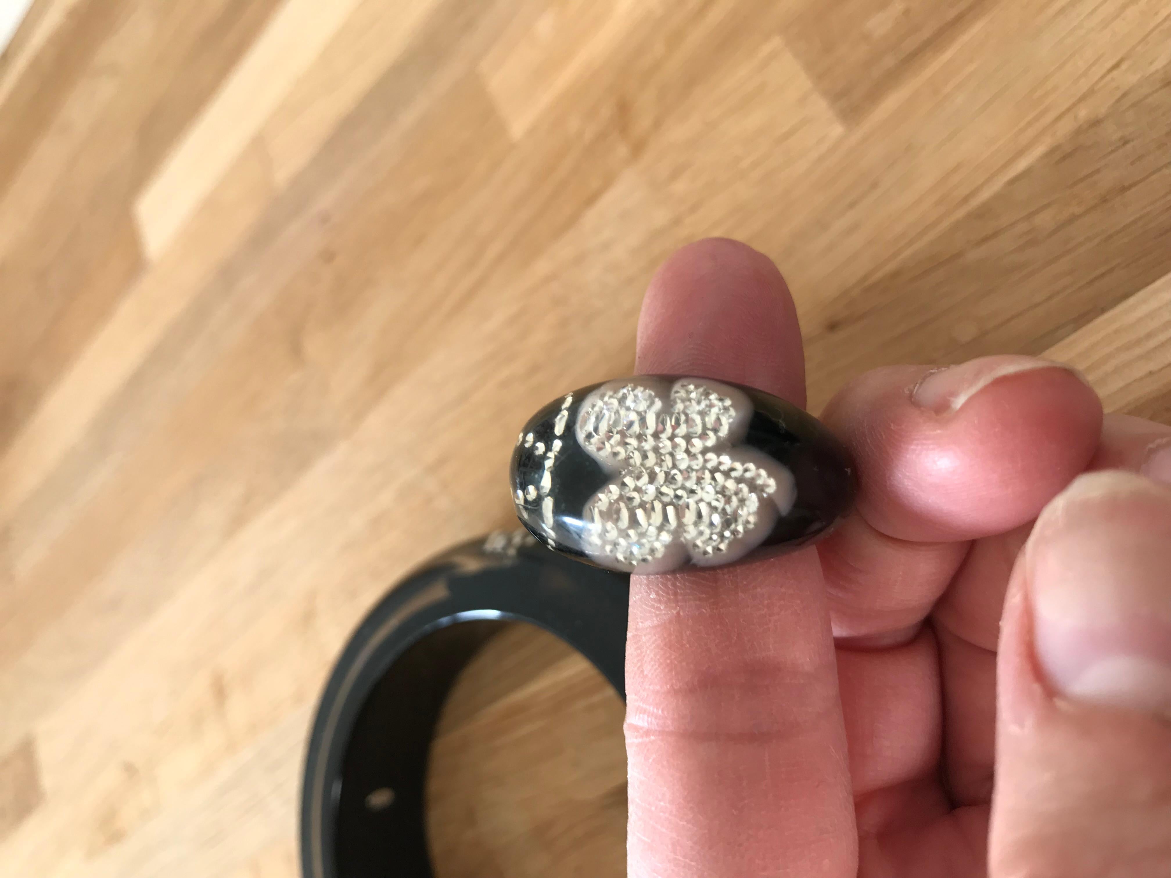 CHANEL. Conjunto de pulsera y anillo de brillantes con logotipo CC en venta 2