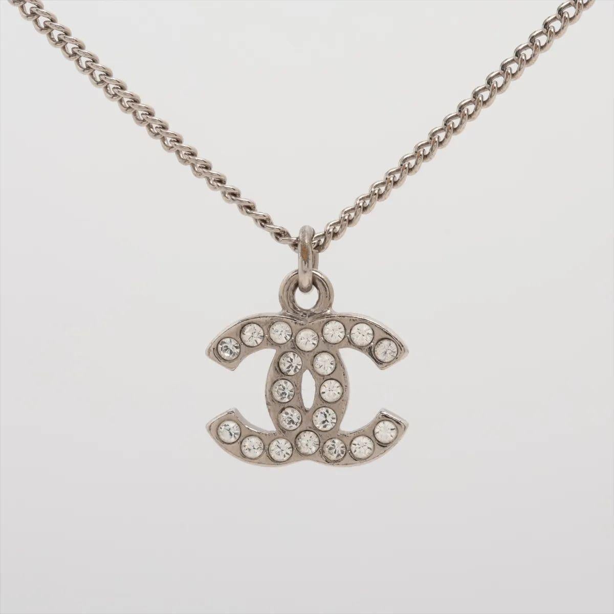 Le collier à pendentifs en strass avec logo CC de Chanel est une pièce remarquable qui reflète l'élégance et le glamour propres à la marque. Avec le logo CC emblématique orné de strass étincelants, le pendentif ajoute une touche de brillance à