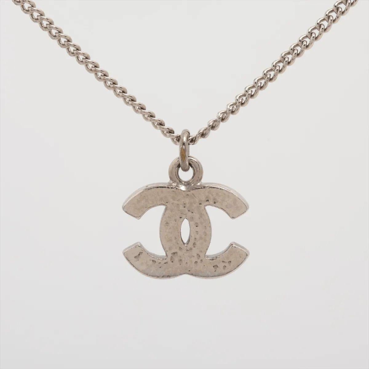Chanel Collier pendentif avec logo CC et strass Bon état - En vente à Humacao, PR