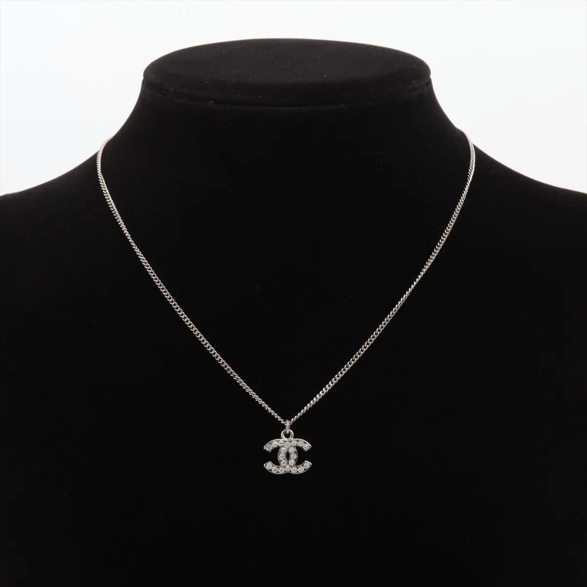 Chanel Collier pendentif avec logo CC et strass en vente 2