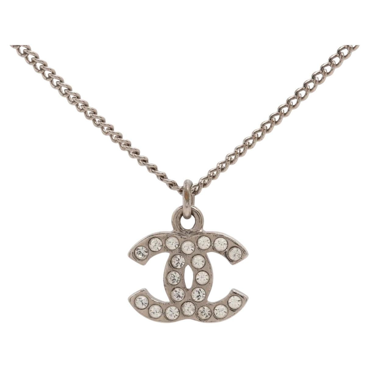 Chanel Collier pendentif avec logo CC et strass en vente