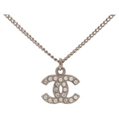 Chanel Collier pendentif avec logo CC et strass