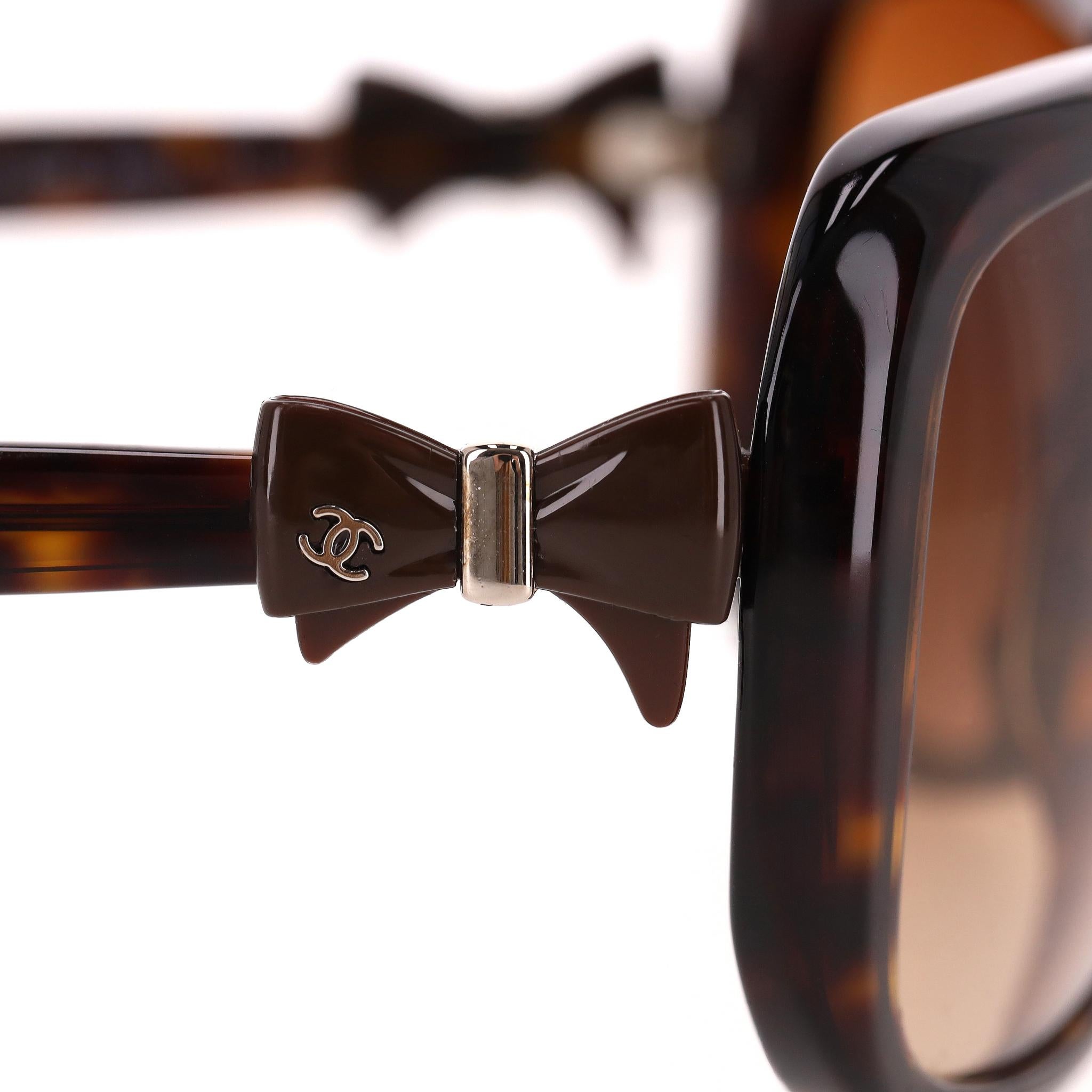 Gafas de sol Chanel 'CC' Logo Ribbon Detail Tortoise en venta 1