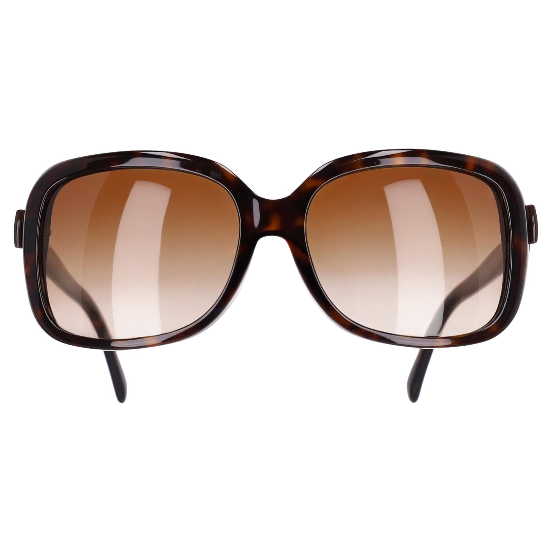 Occhiali da sole Chanel con logo 
CC
 e dettaglio a nastro in tartaruga