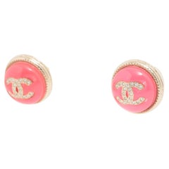 Orecchino con bottone rotondo con logo Chanel Rosa Caldo